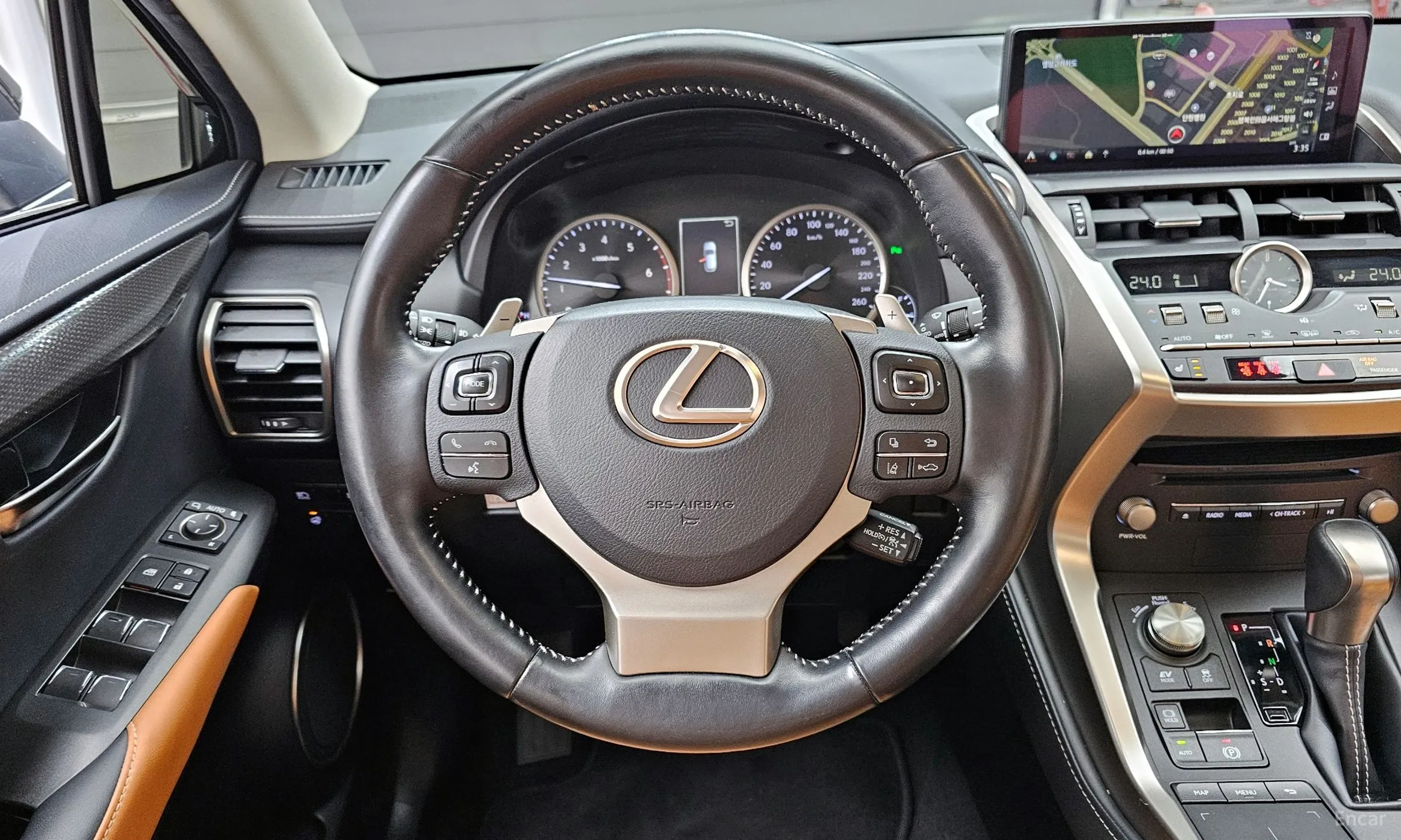 Lexus NX300h превью 13