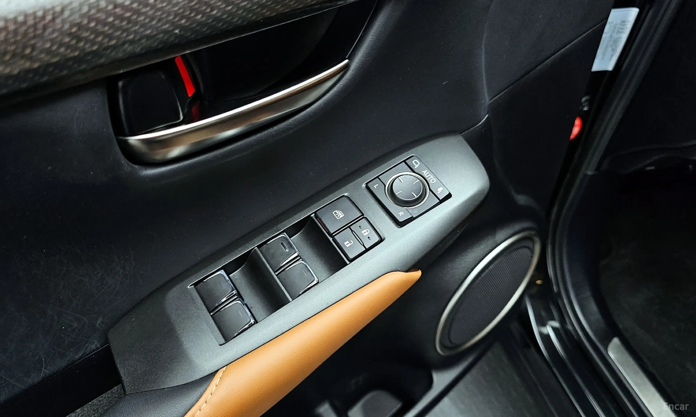 Lexus NX300h превью 14