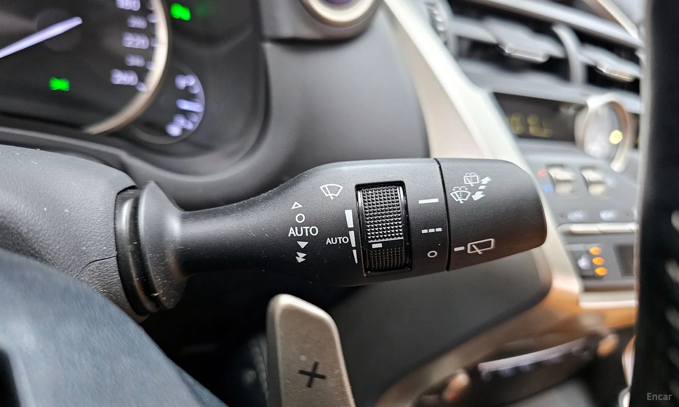 Lexus NX300h превью 16