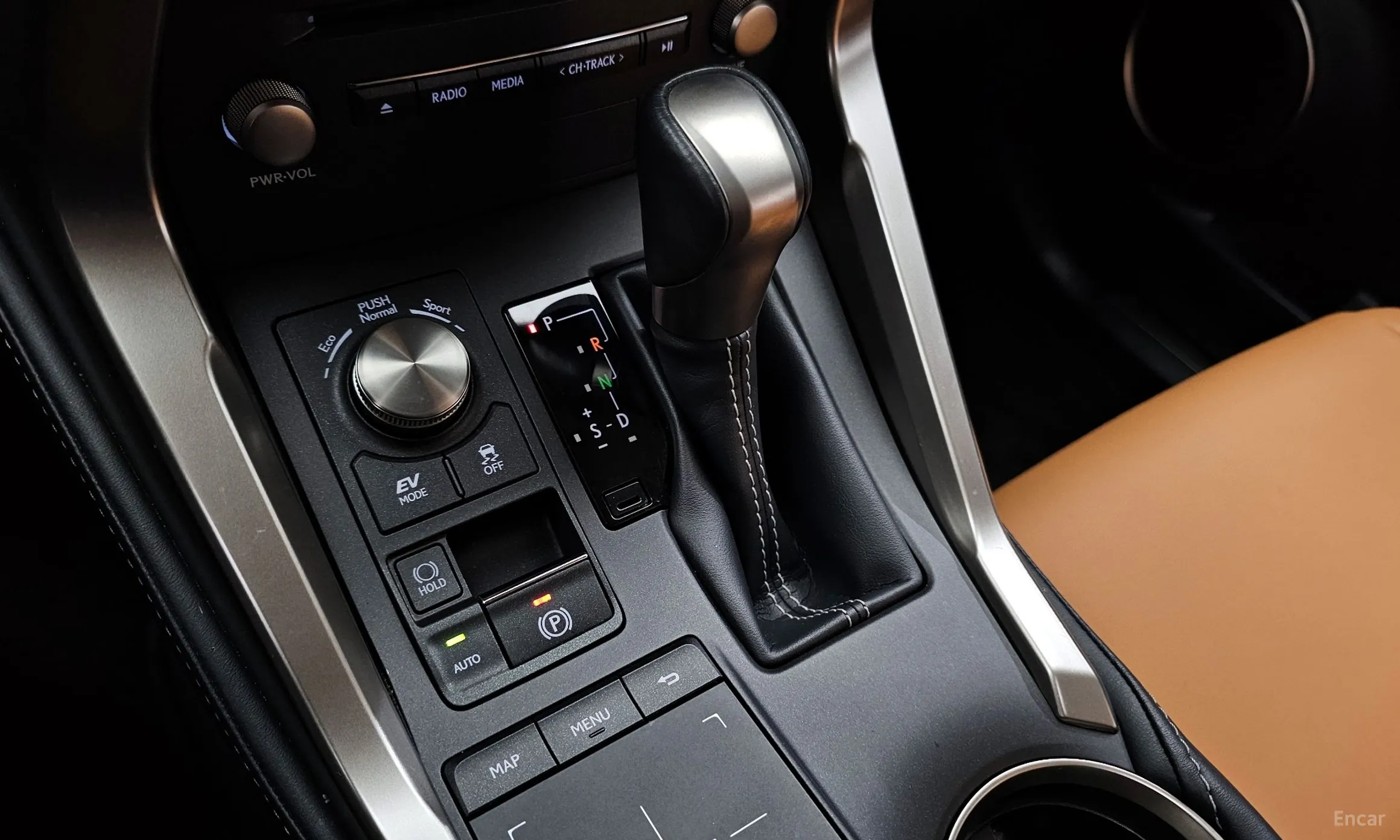 Lexus NX300h превью 9