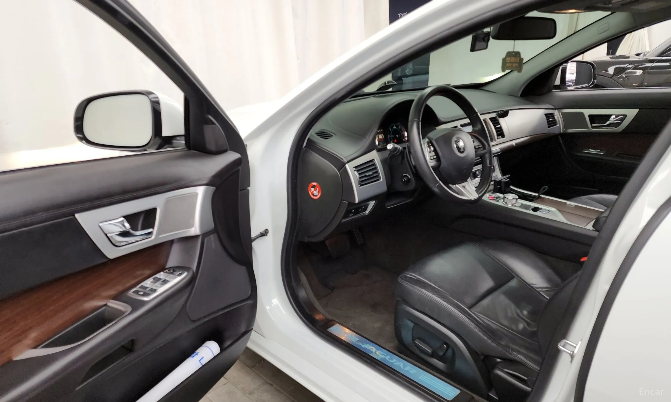 Jaguar New XF превью 10