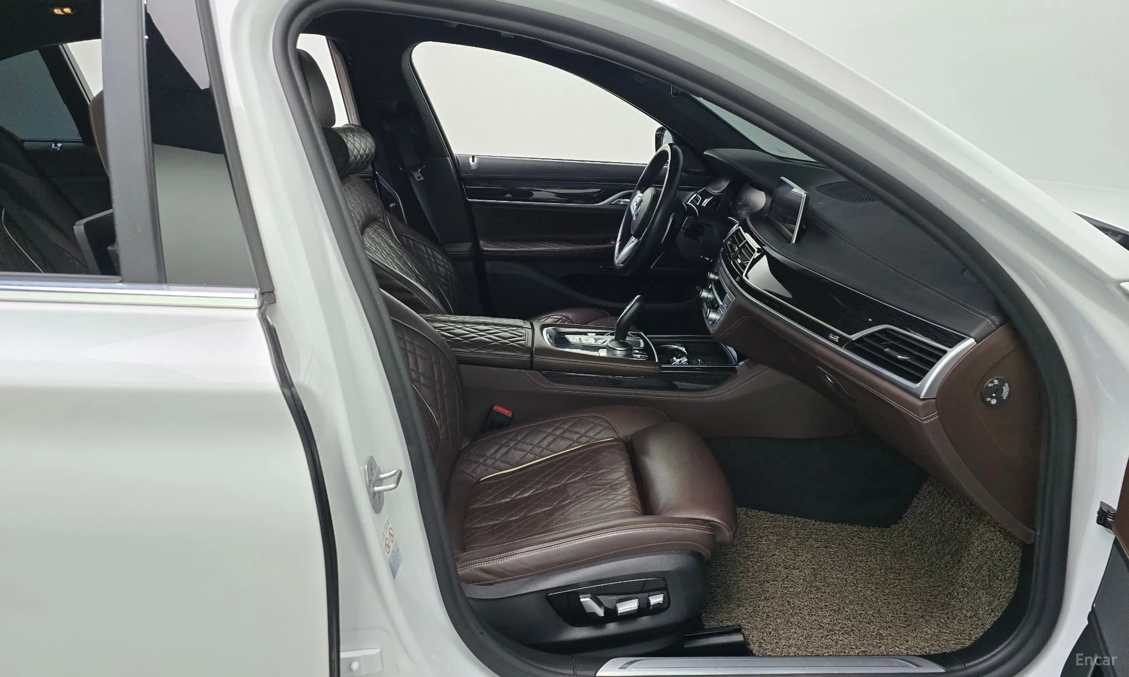BMW 7 Series (G11) превью 11