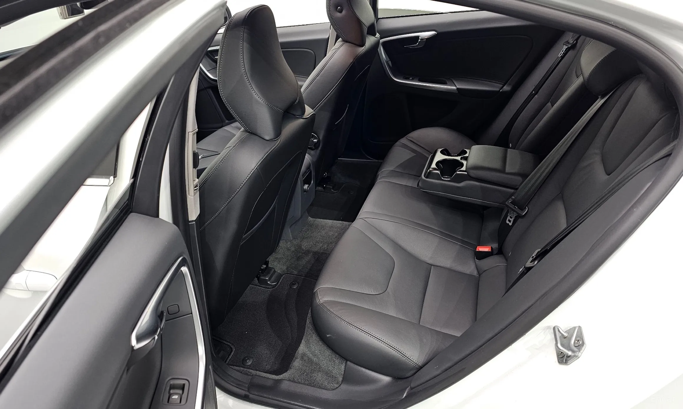 Volvo S60 превью 11