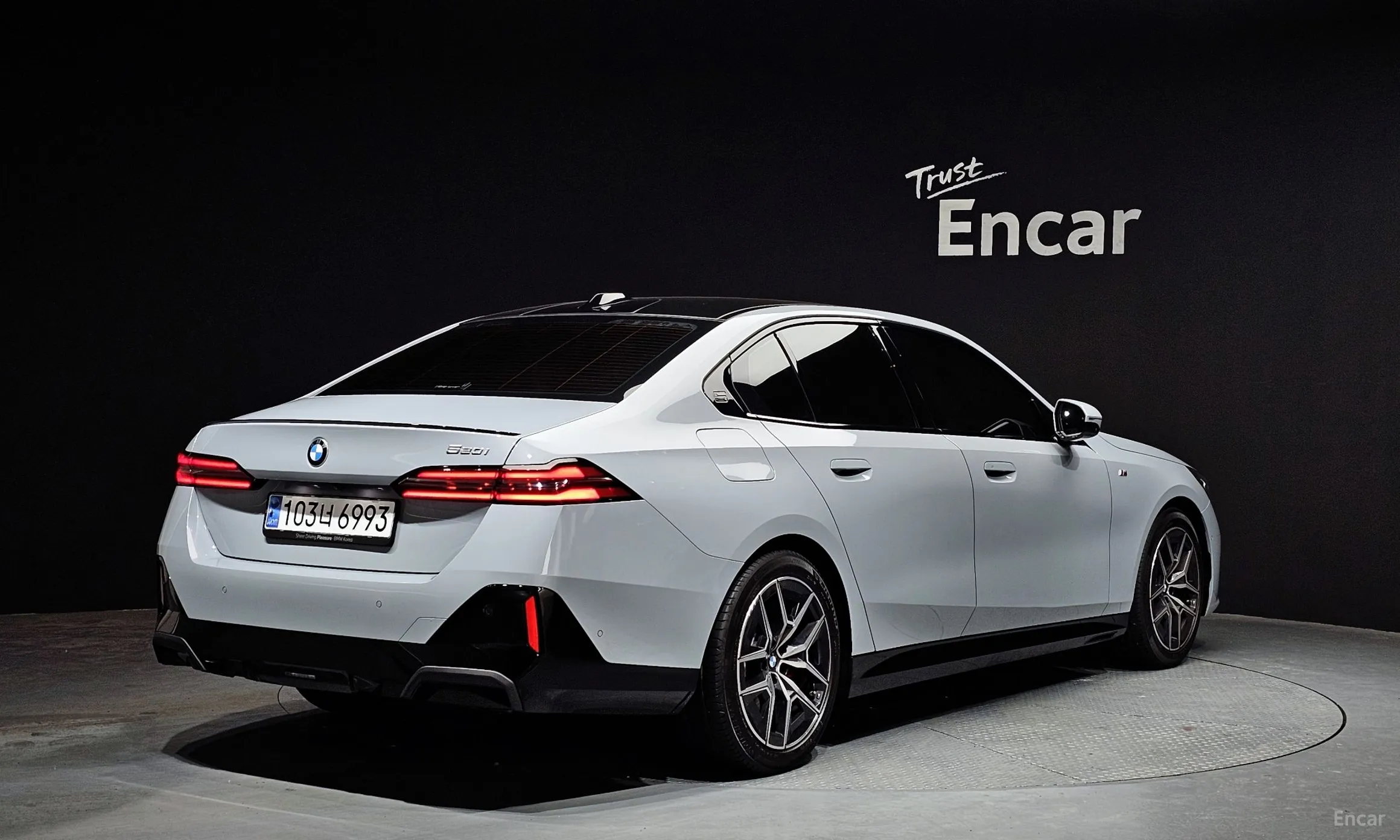 BMW 5 Series (G60) превью 2