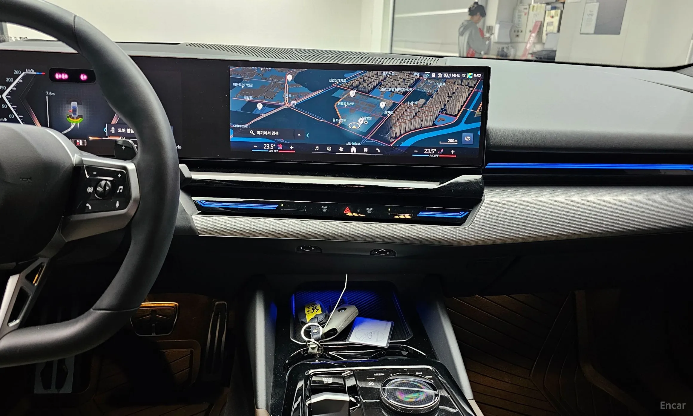 BMW 5 Series (G60) превью 19