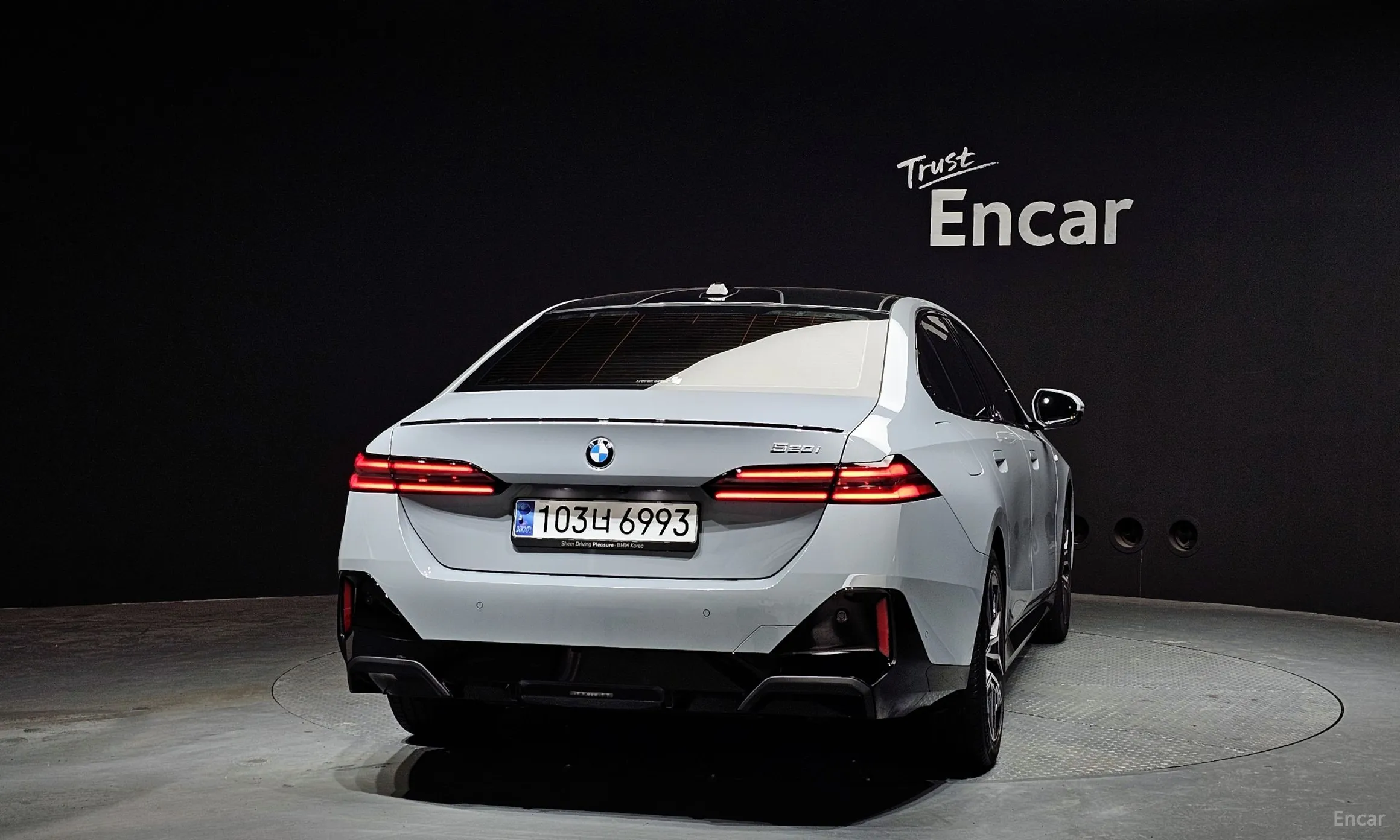 BMW 5 Series (G60) превью 4