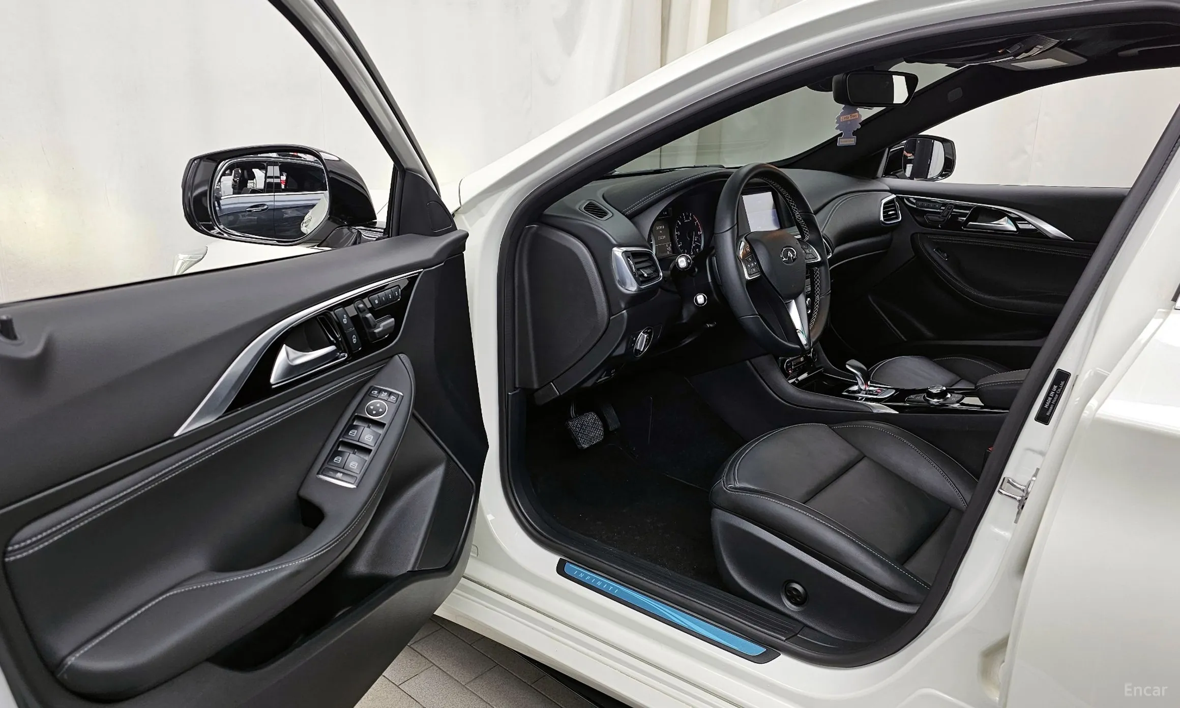 Infiniti Q30 превью 10