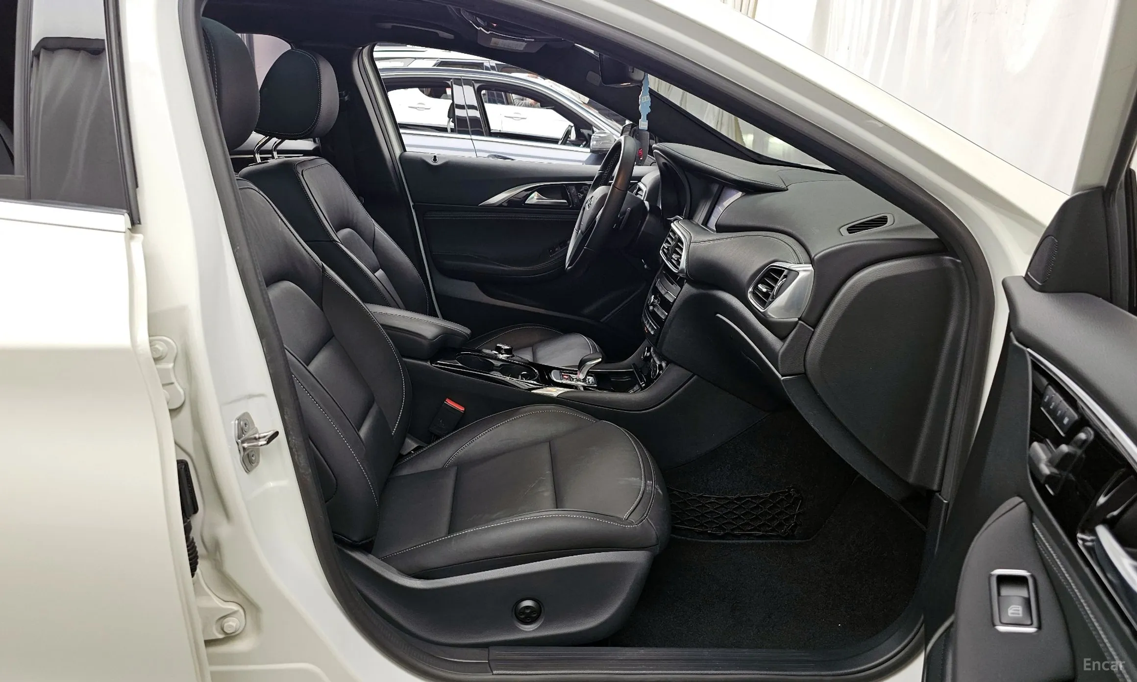 Infiniti Q30 превью 11