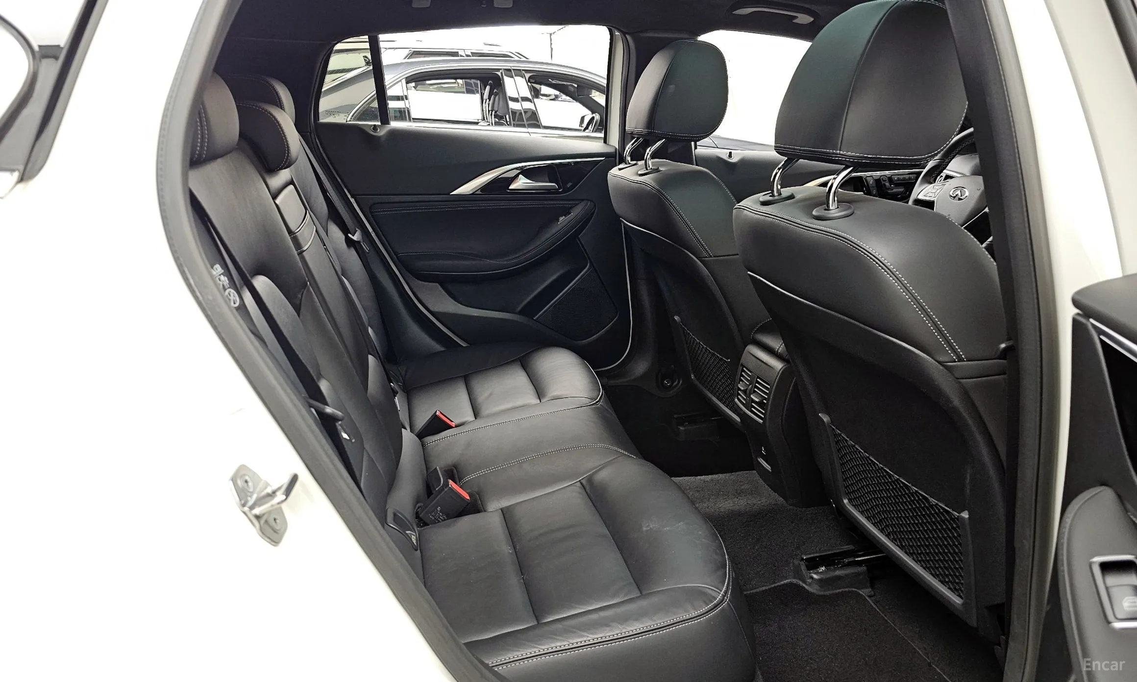 Infiniti Q30 превью 12