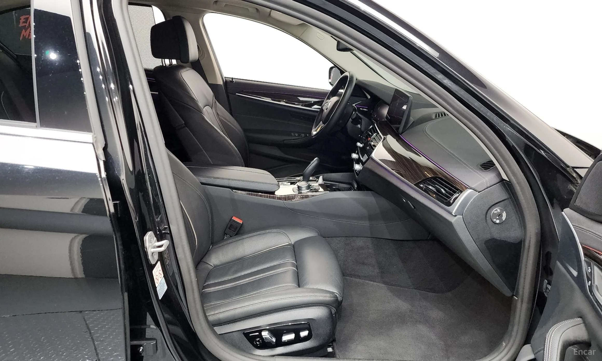 BMW 5 Series (G30) превью 11
