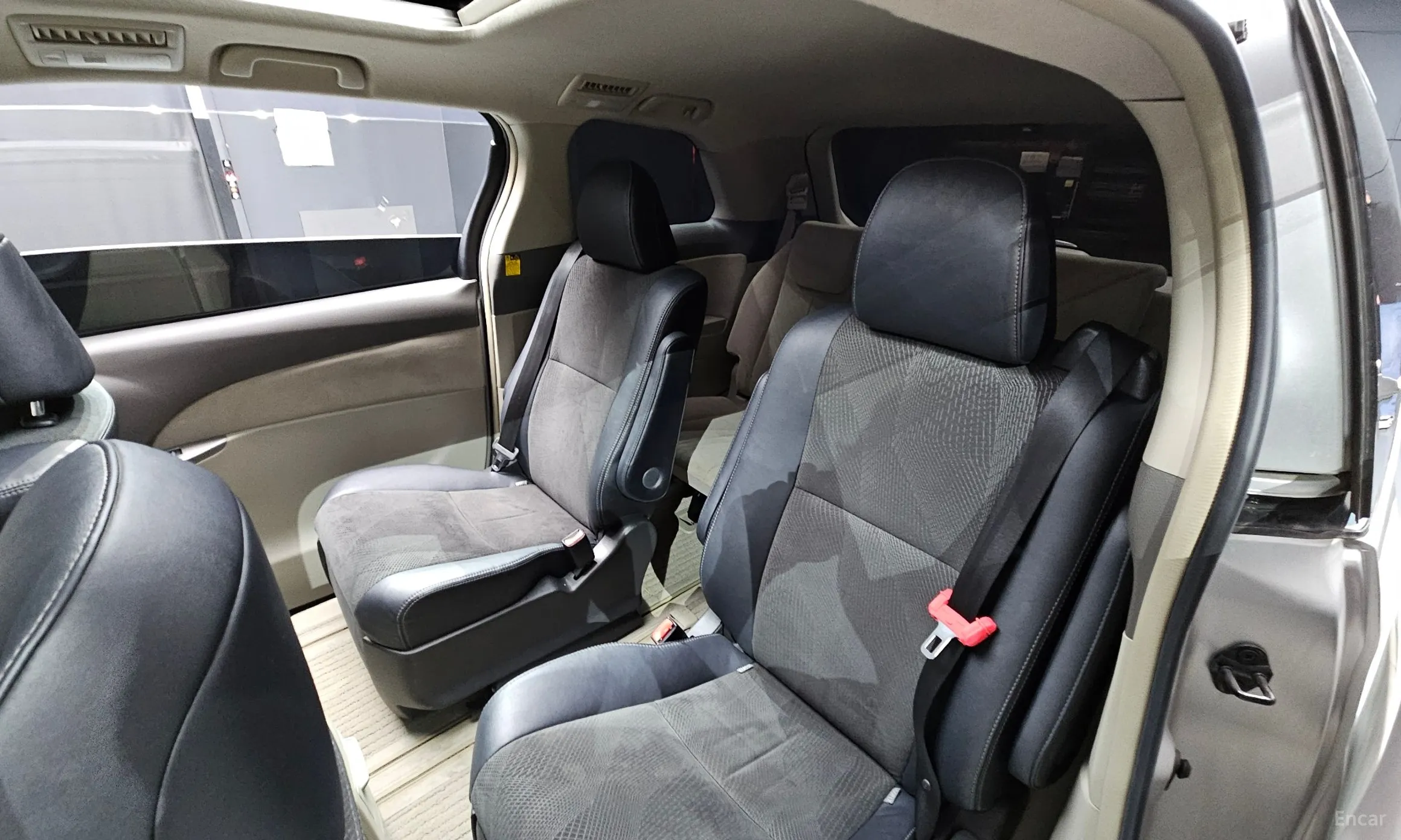 Toyota Estima превью 10
