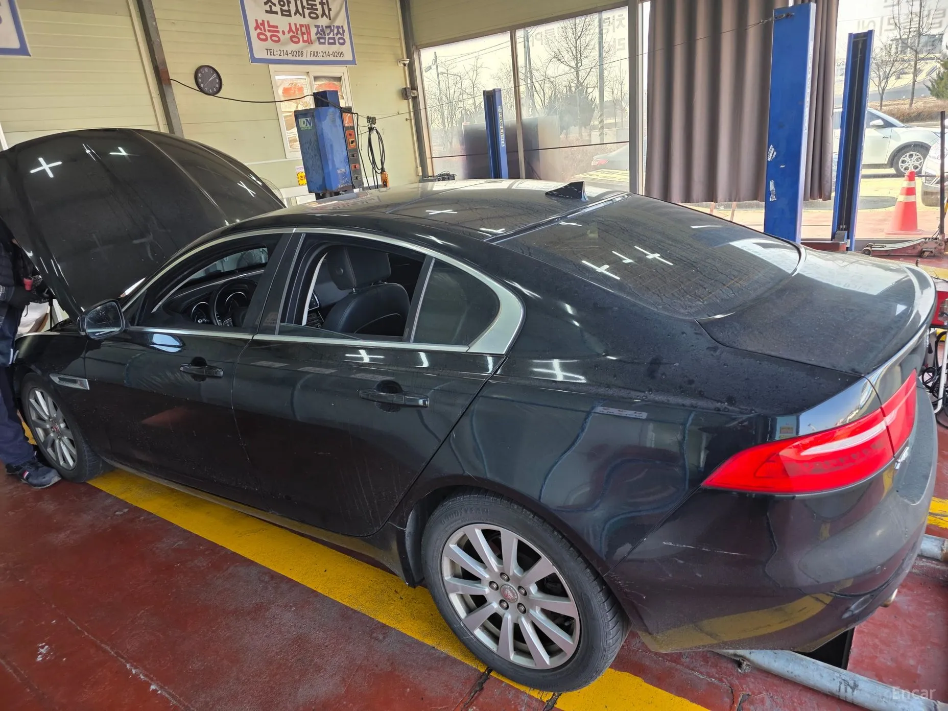 Jaguar XE превью 13