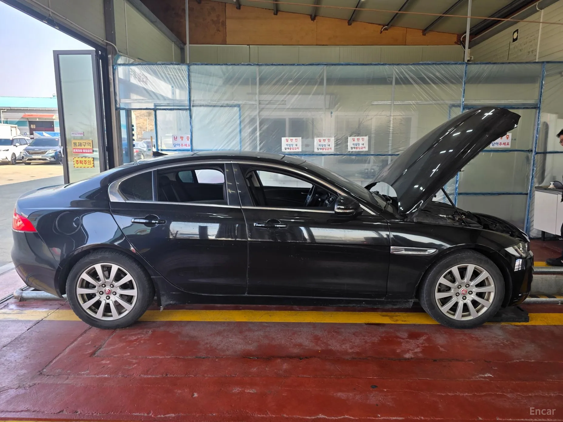 Jaguar XE превью 8