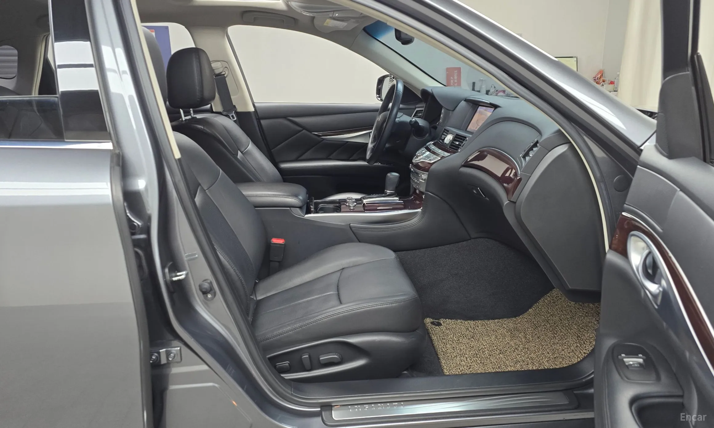 Infiniti Q70 превью 11