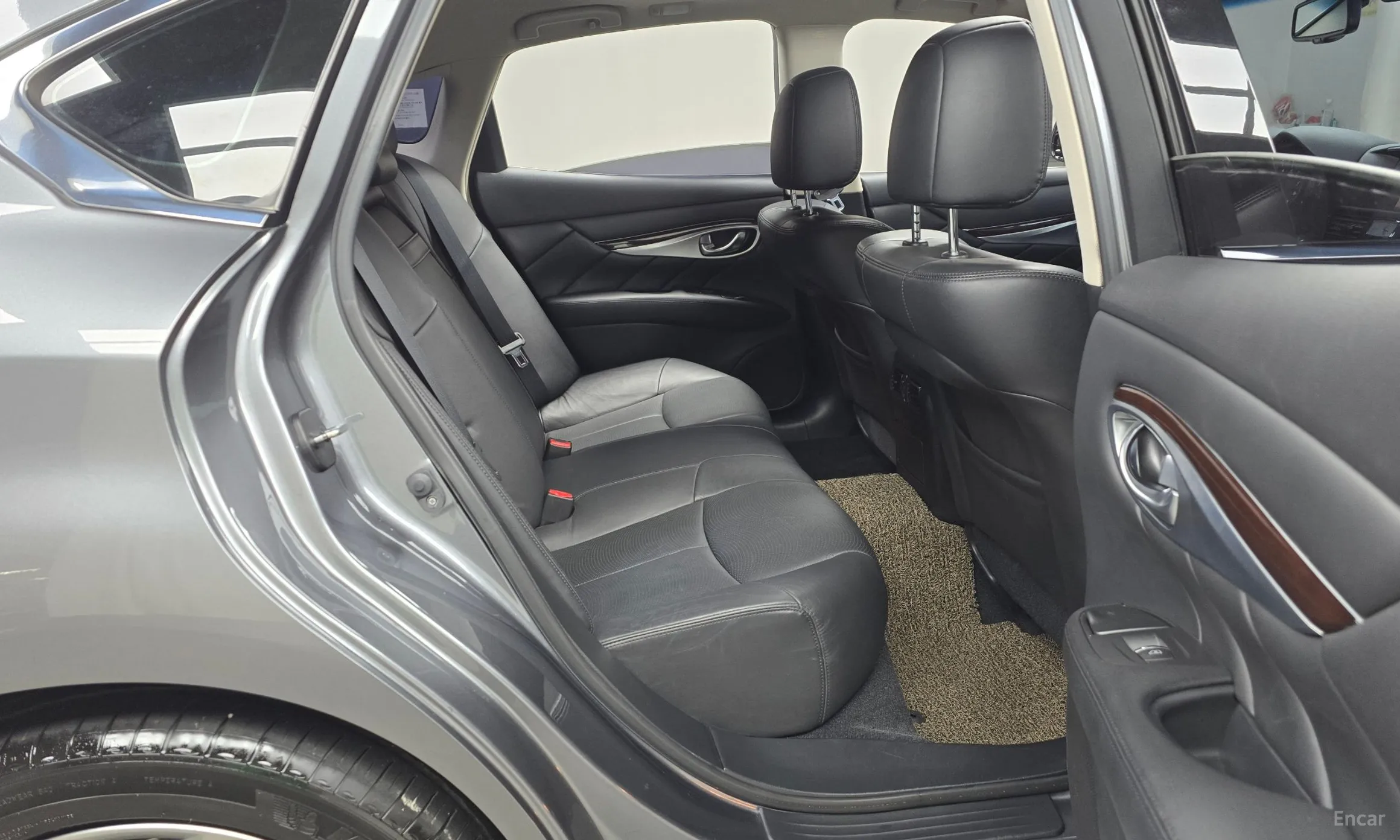 Infiniti Q70 превью 12