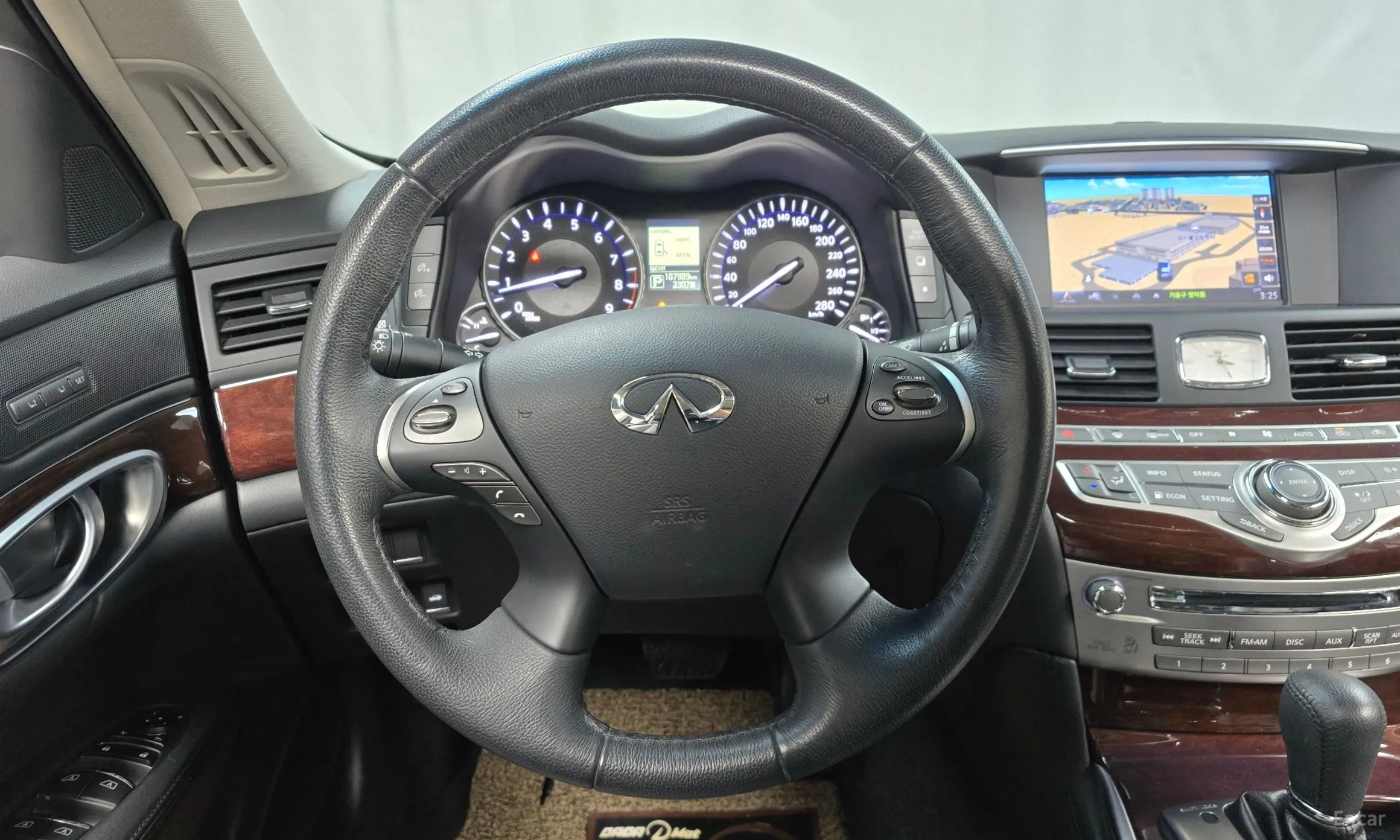 Infiniti Q70 превью 13