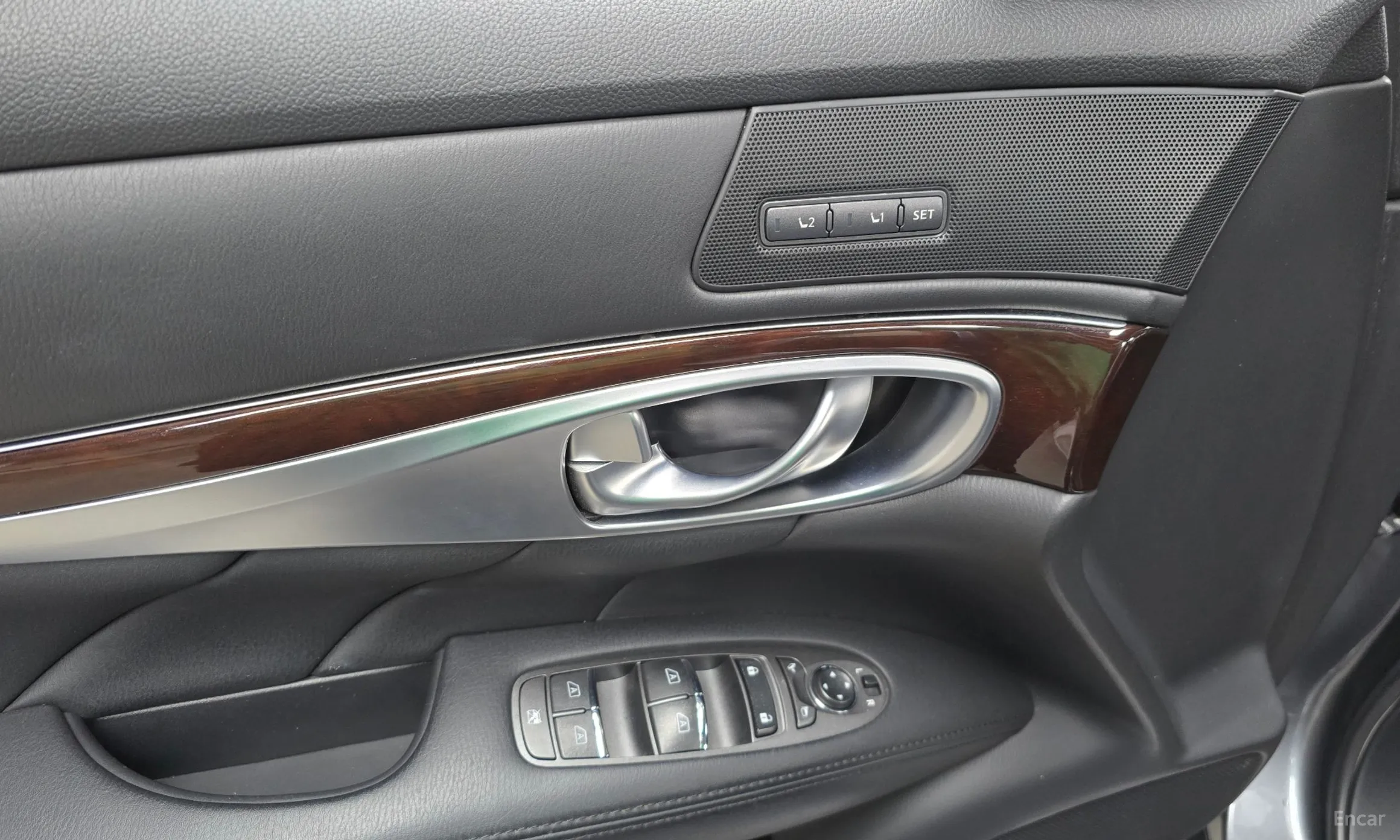 Infiniti Q70 превью 17