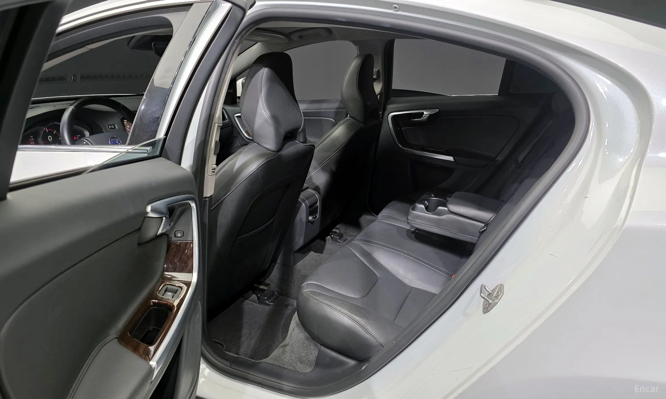 Volvo S60 превью 11