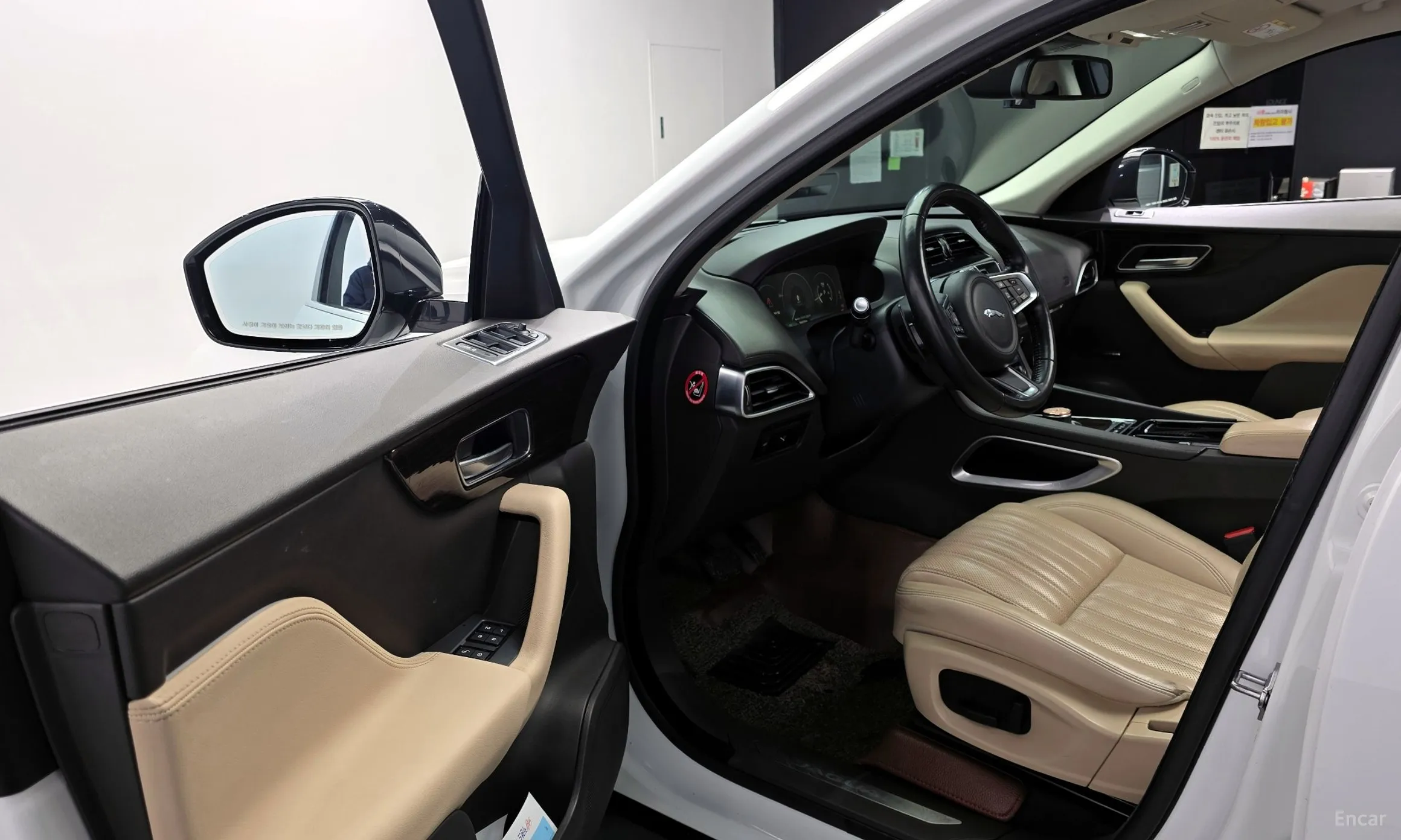 Jaguar F-PACE превью 10