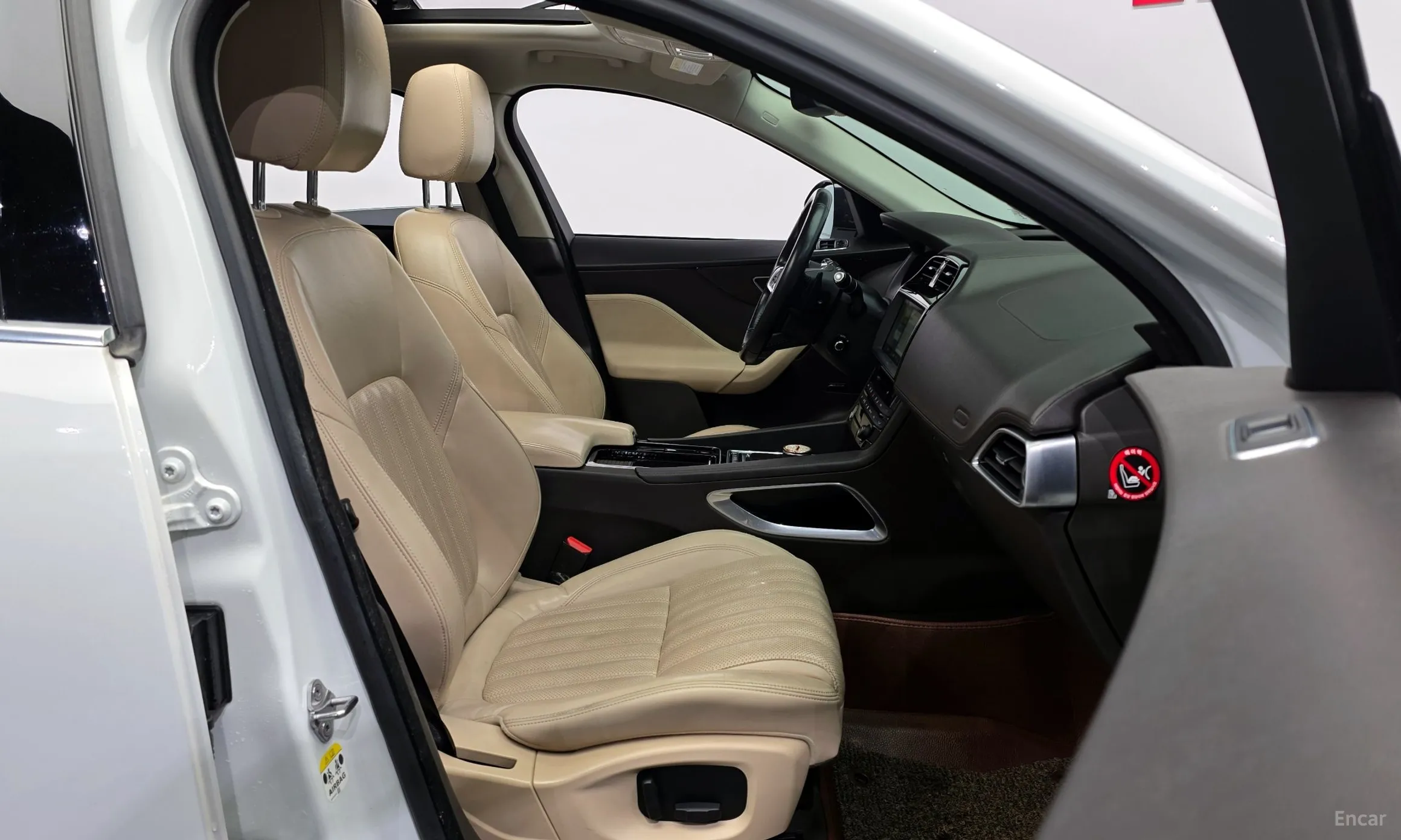Jaguar F-PACE превью 11