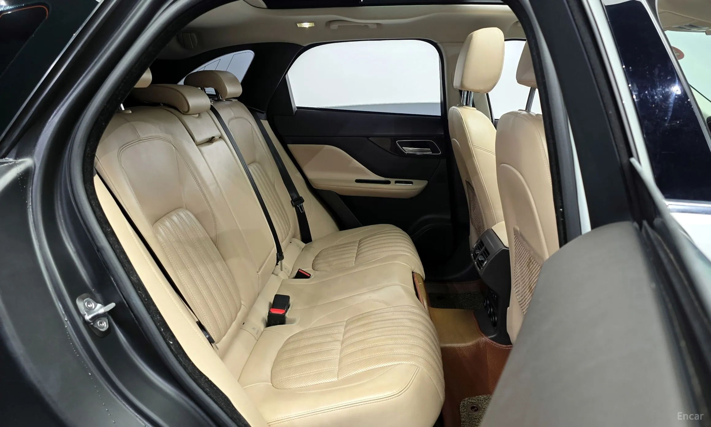 Jaguar F-PACE превью 12