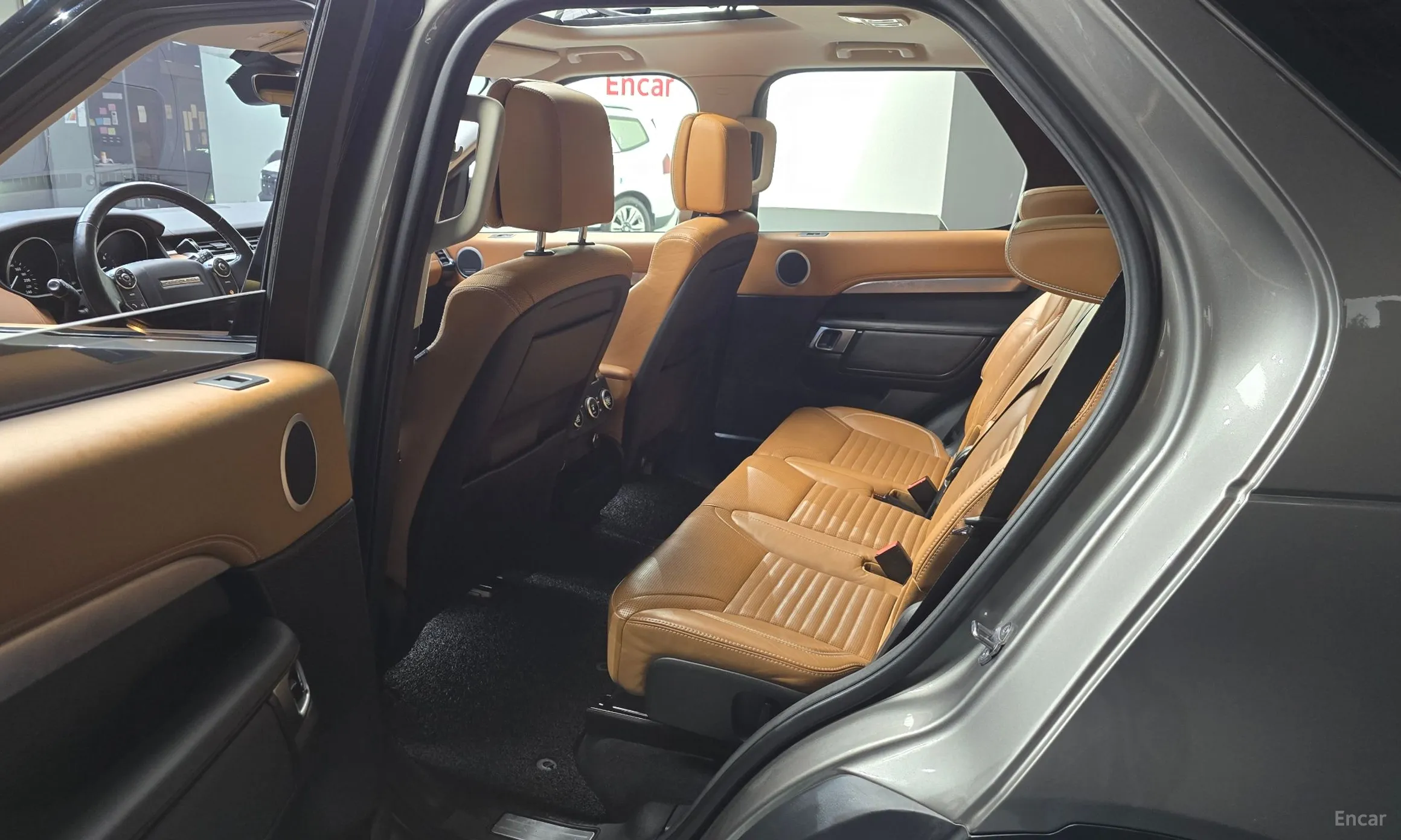 Land Rover Discovery 5 превью 11