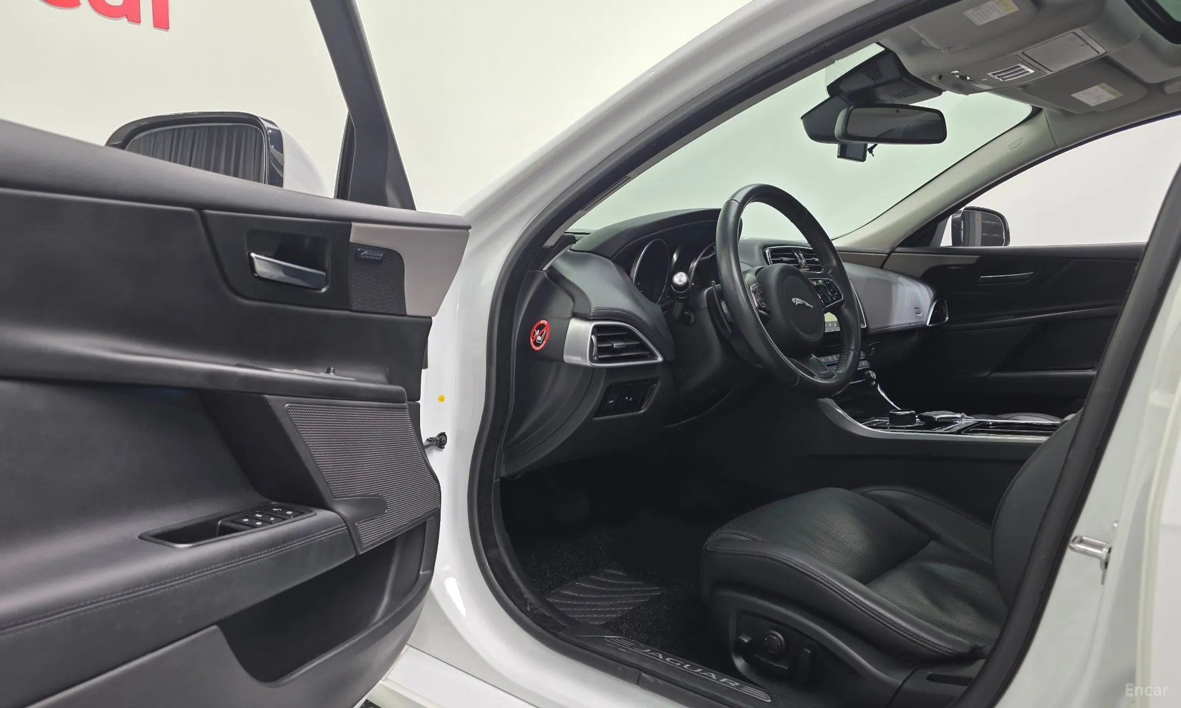 Jaguar XE превью 12
