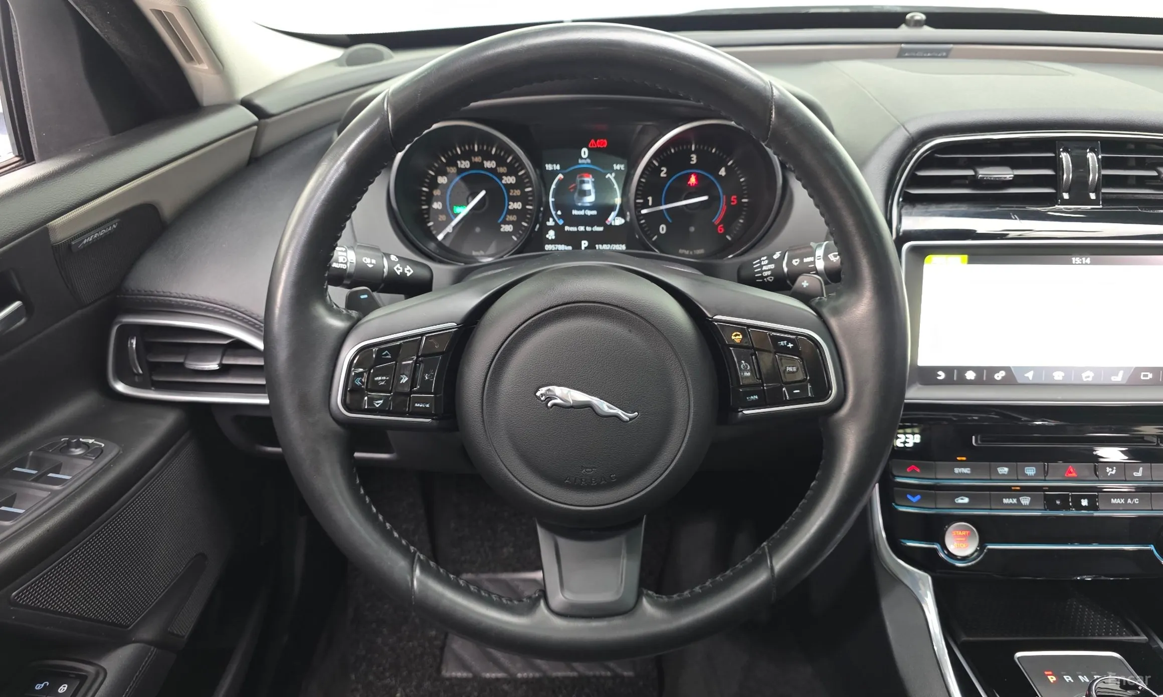Jaguar XE превью 14