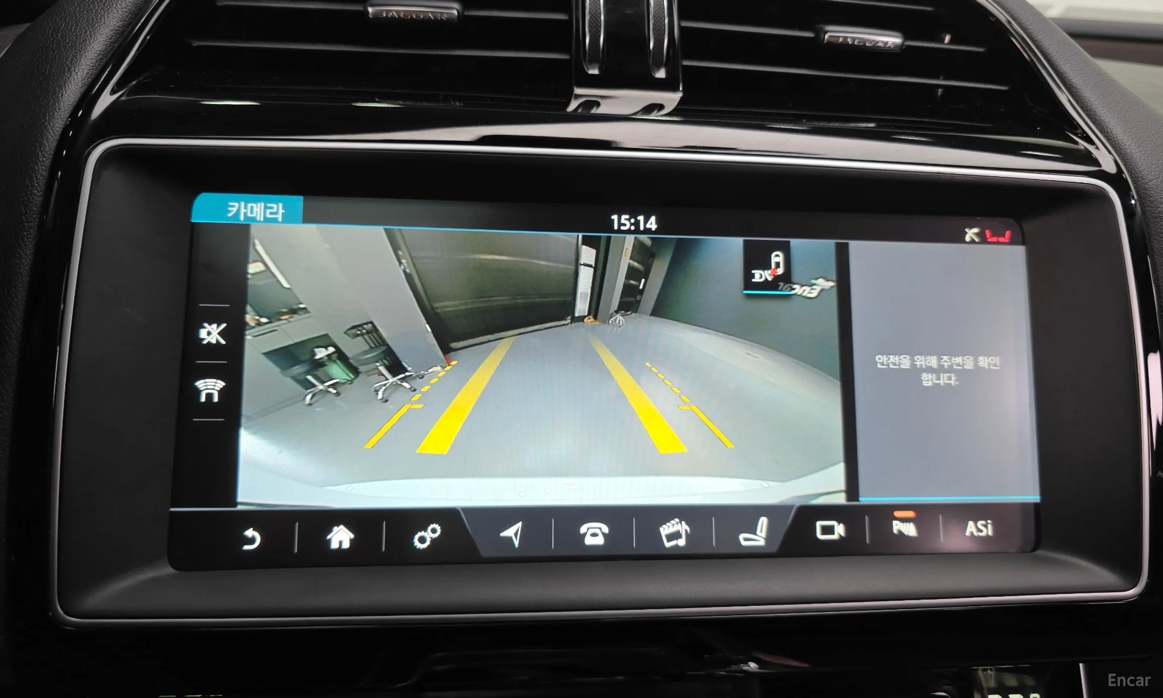 Jaguar XE превью 16