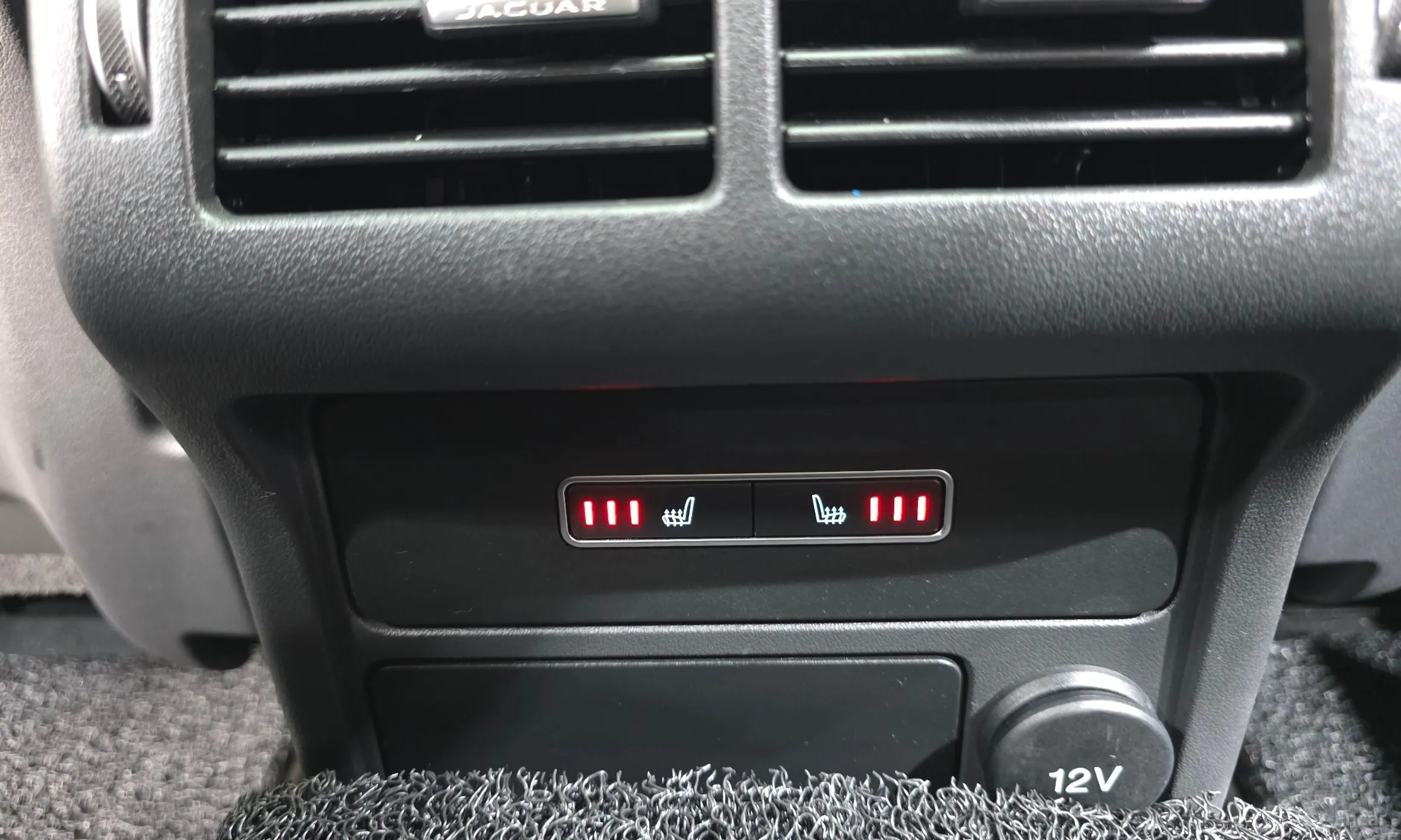 Jaguar XE превью 18