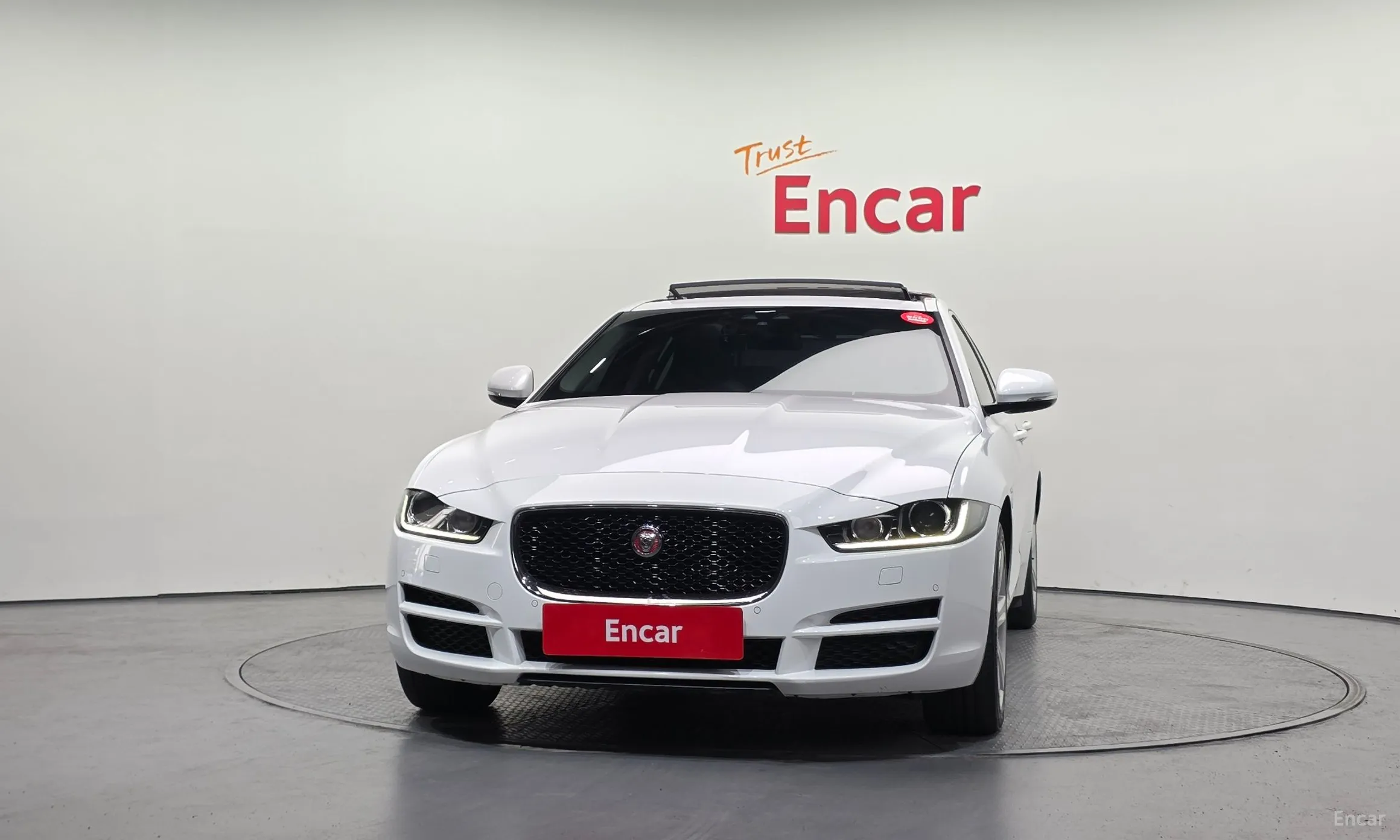 Jaguar XE превью 3