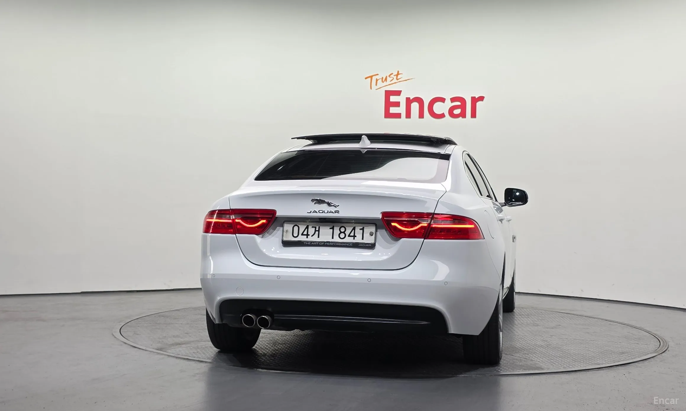 Jaguar XE превью 4