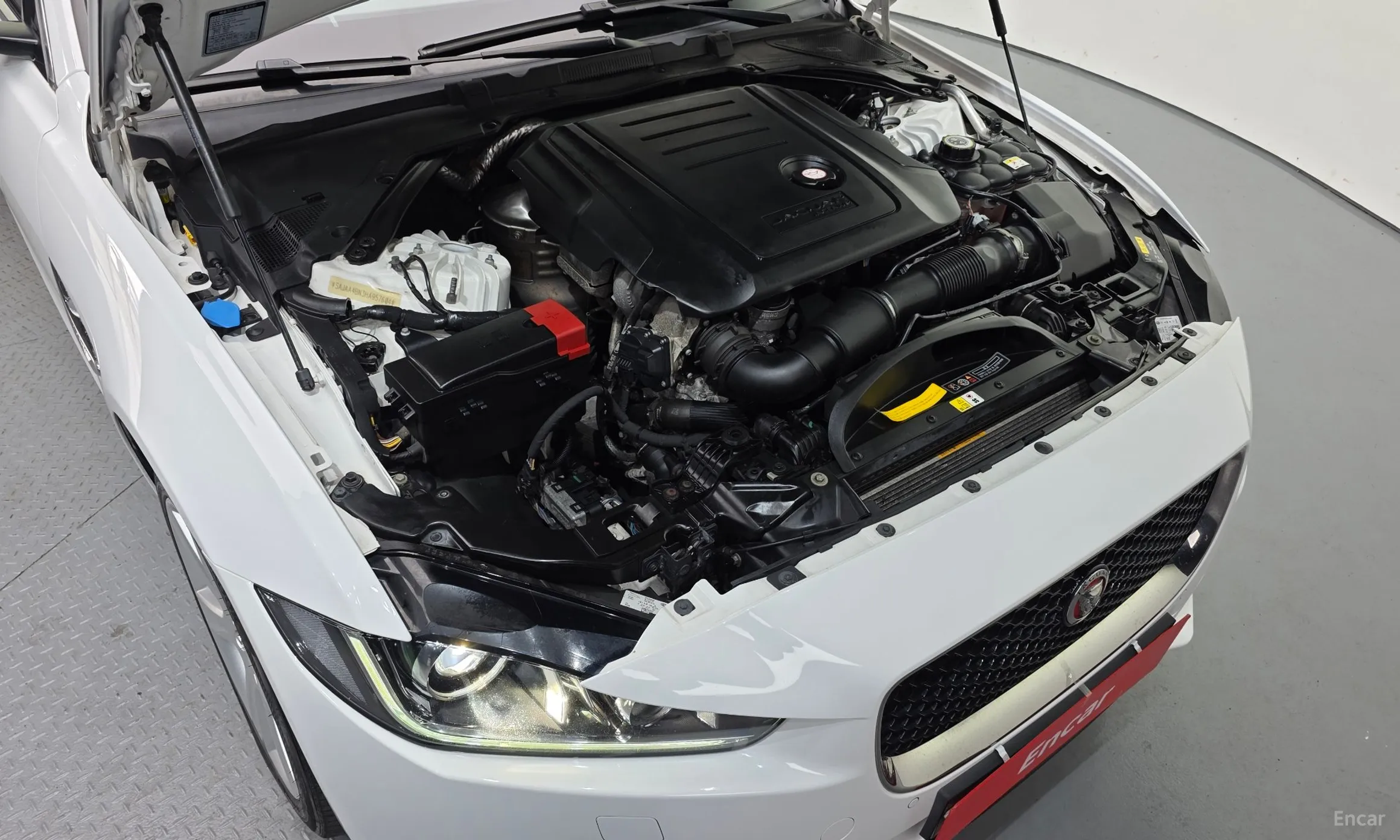 Jaguar XE превью 6