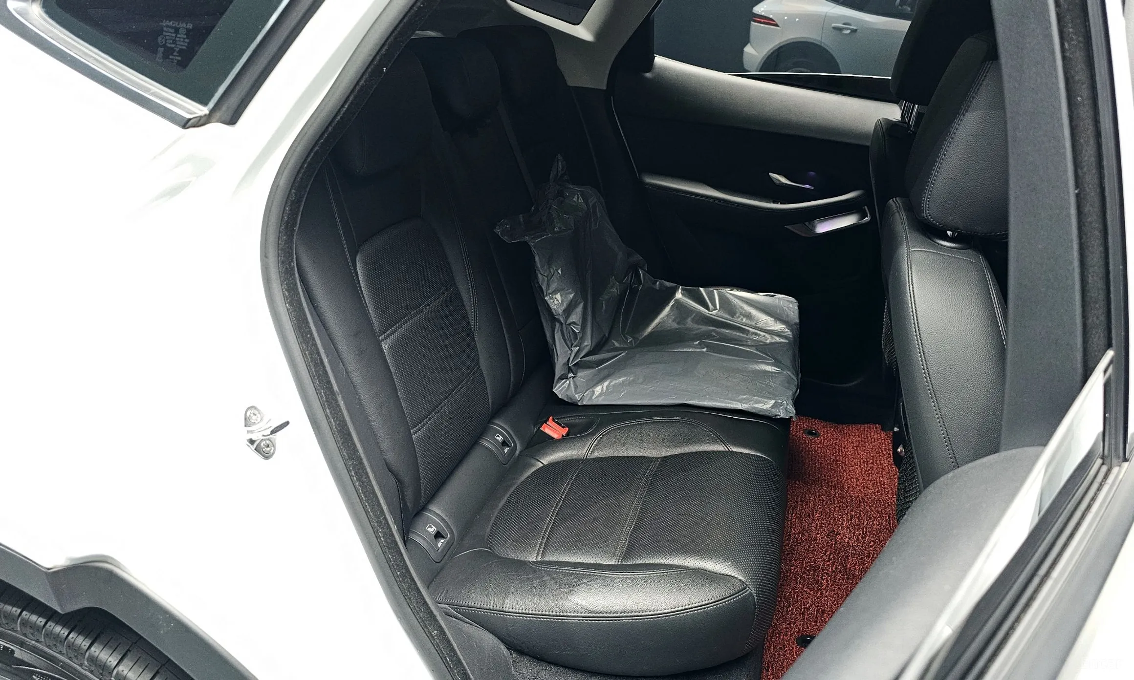 Jaguar E-PACE превью 12