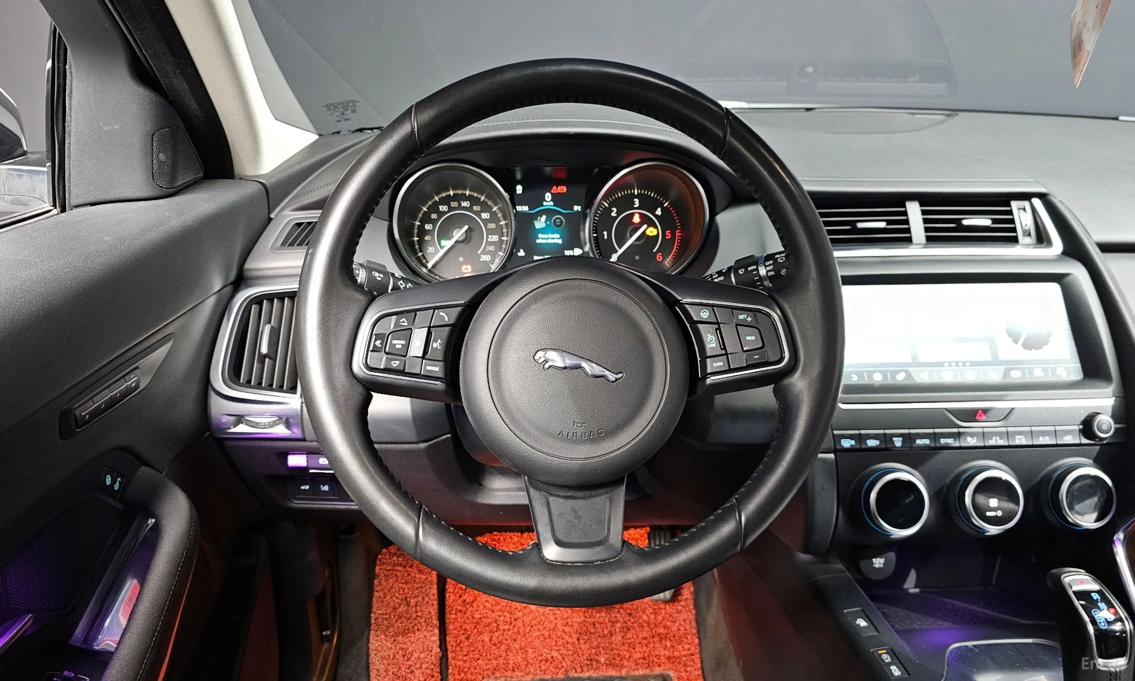 Jaguar E-PACE превью 13