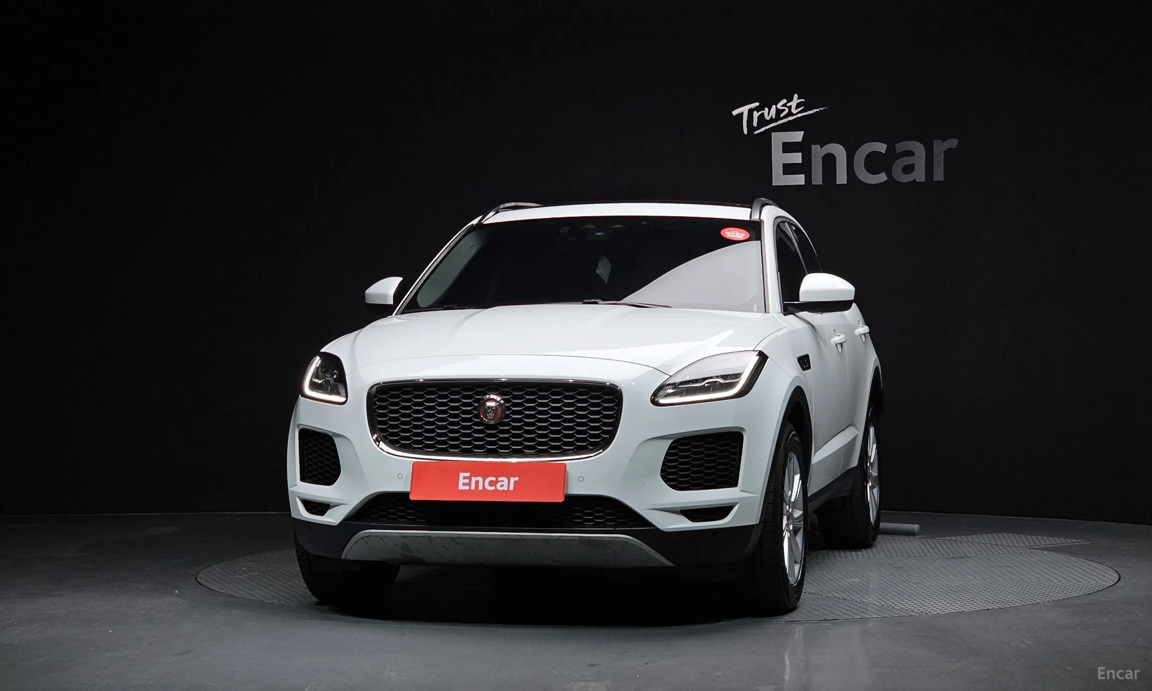 Jaguar E-PACE превью 3