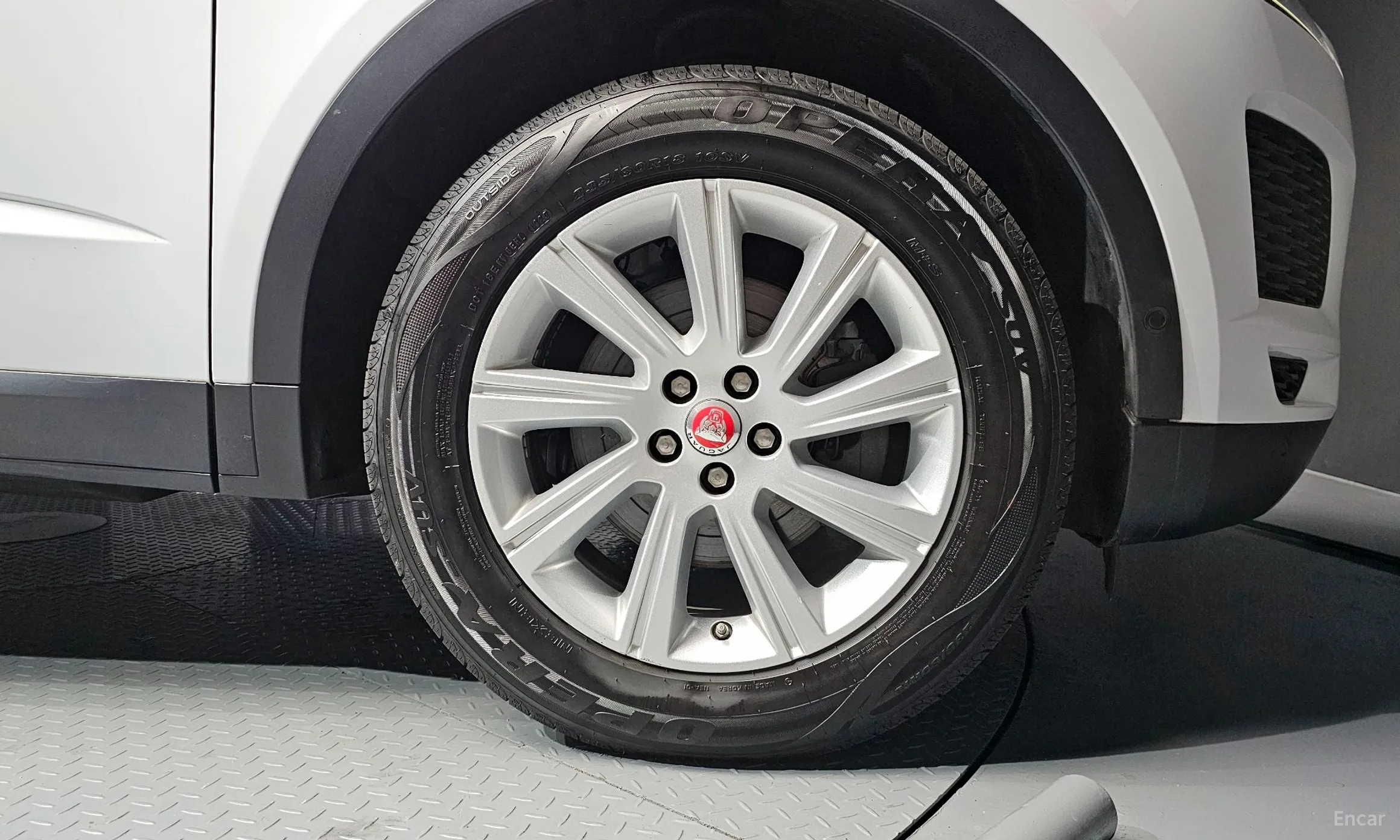 Jaguar E-PACE превью 5