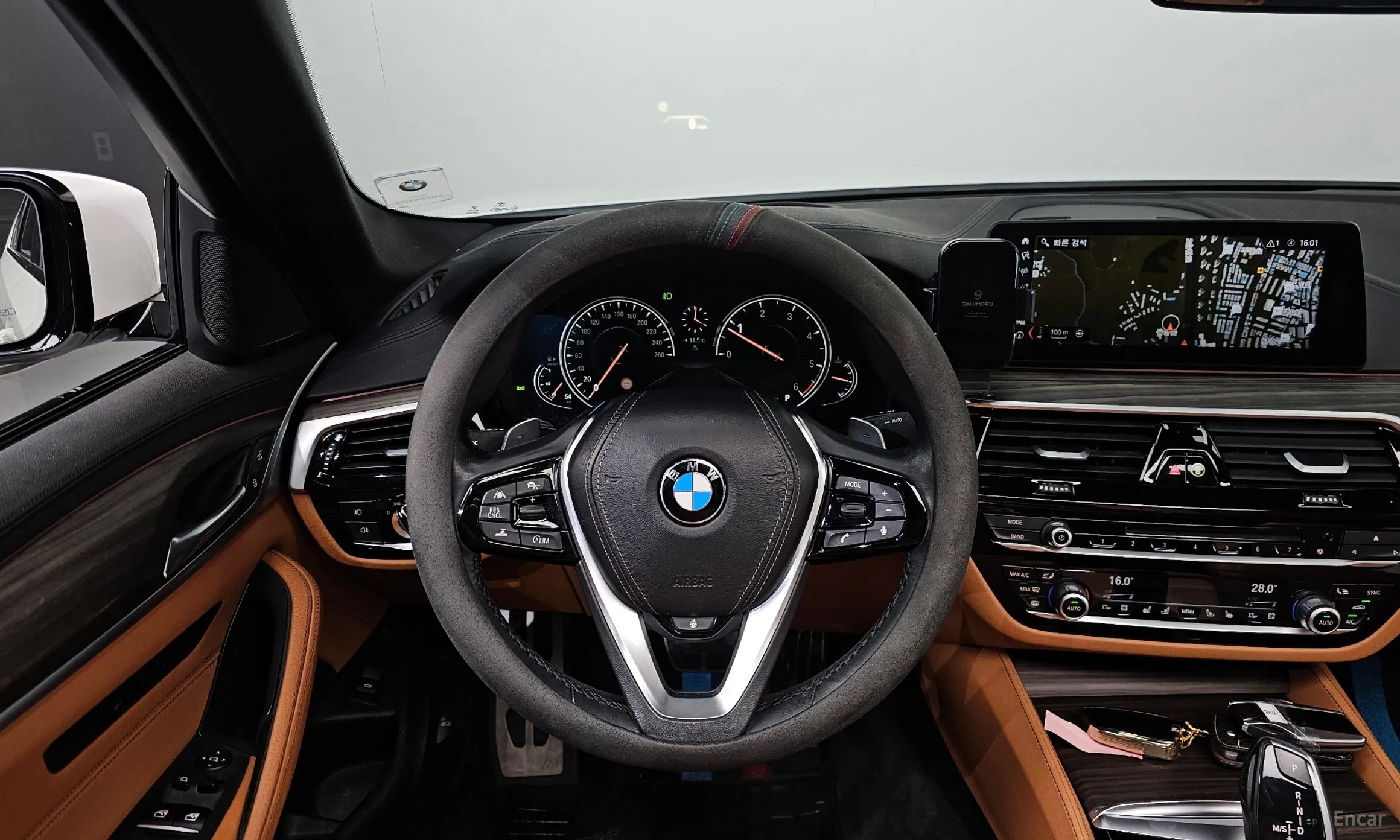 BMW 5 Series (G30) превью 15