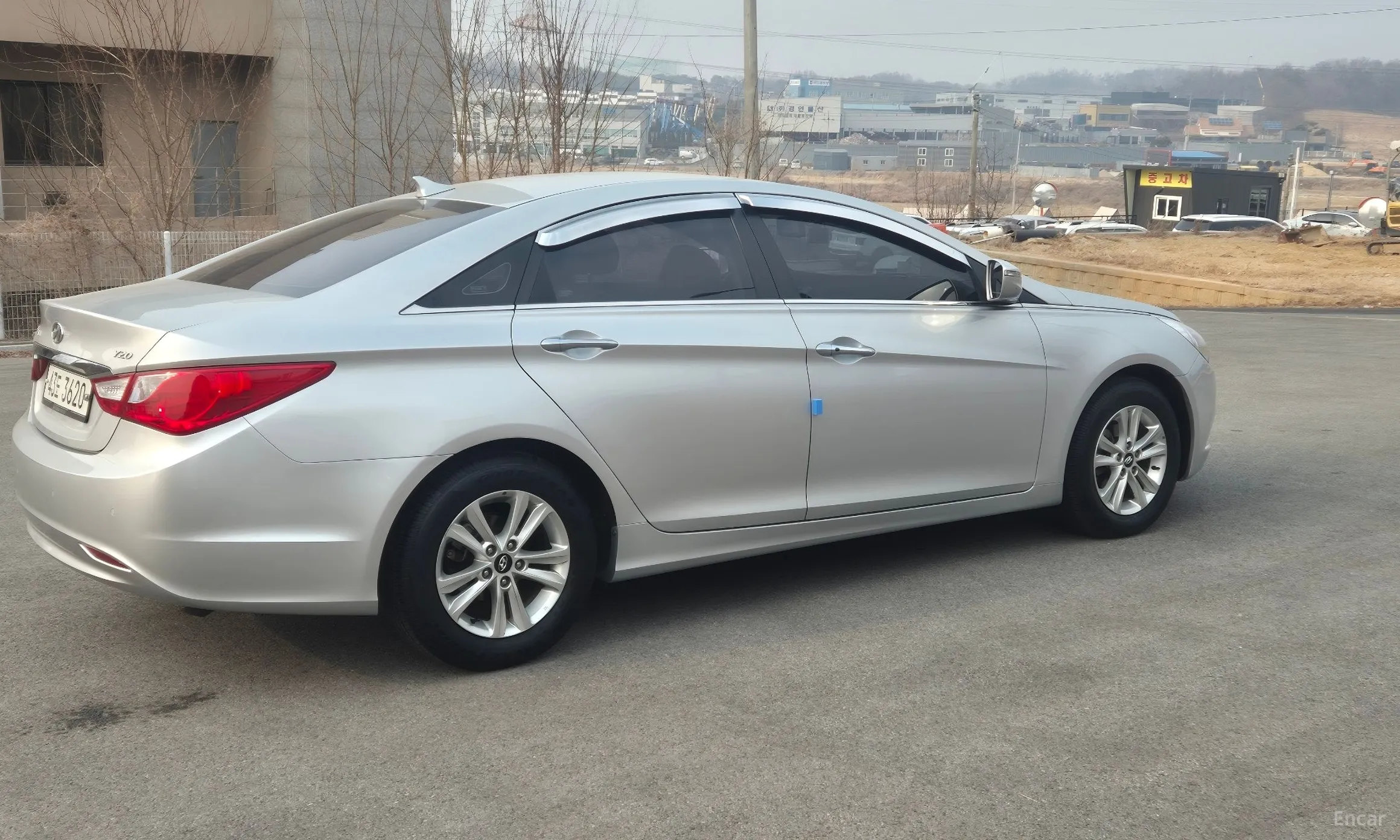 Hyundai YF Sonata превью 3