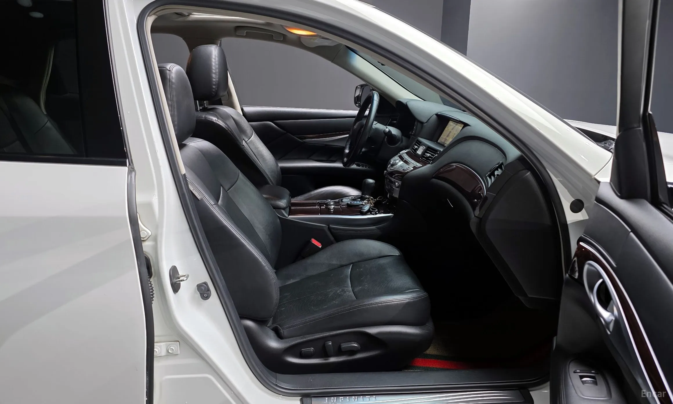 Infiniti Q70 превью 10