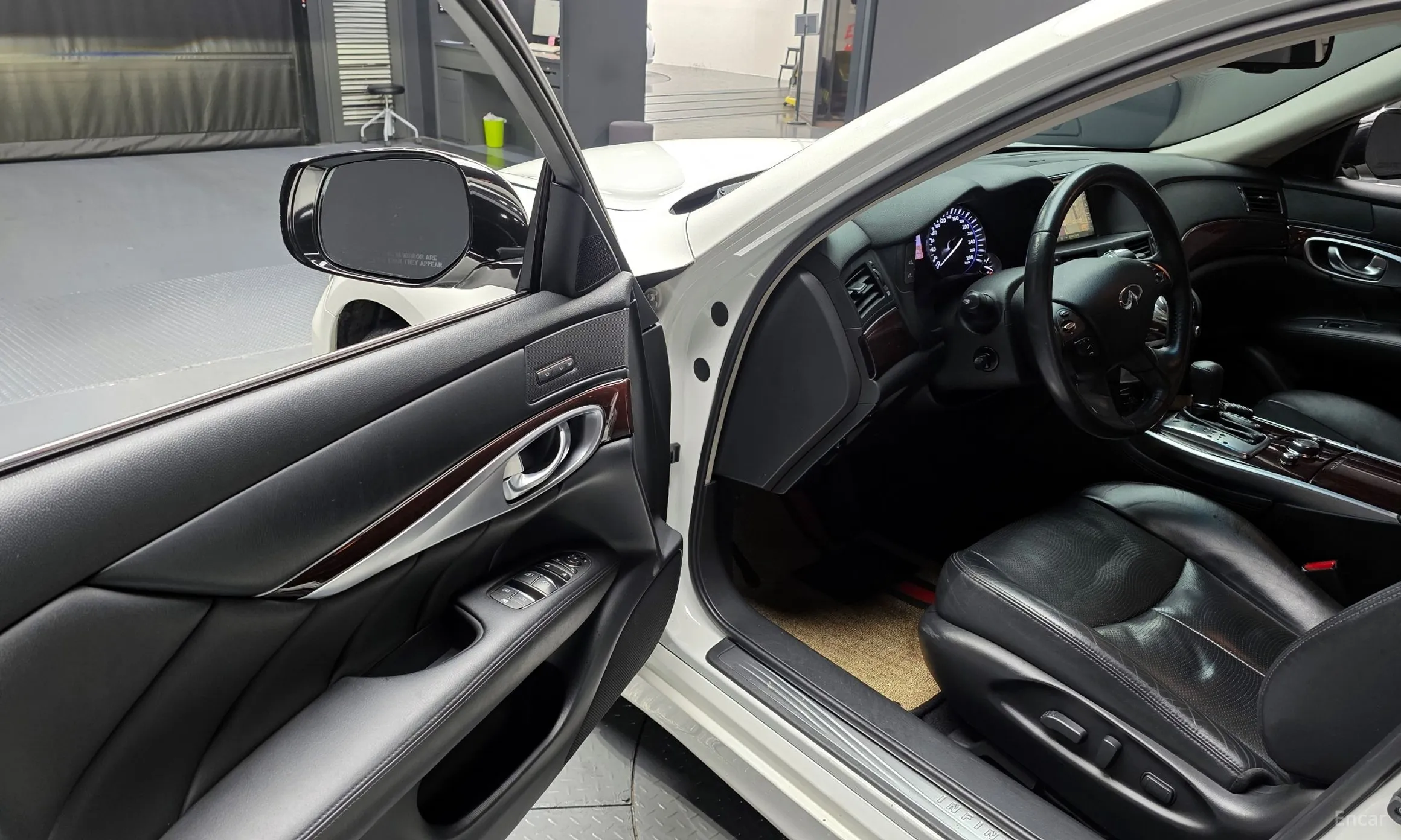Infiniti Q70 превью 11