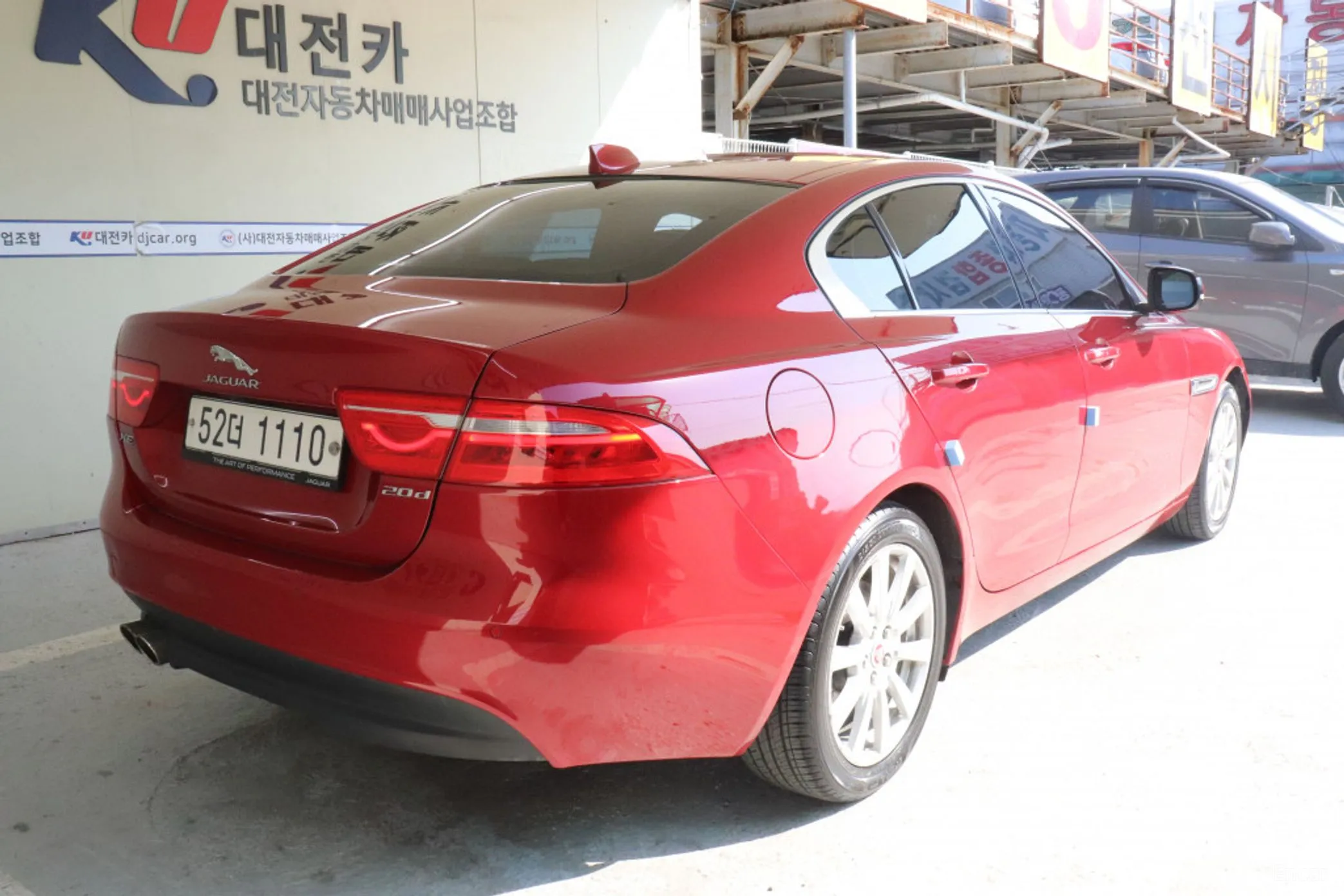Jaguar XE превью 4