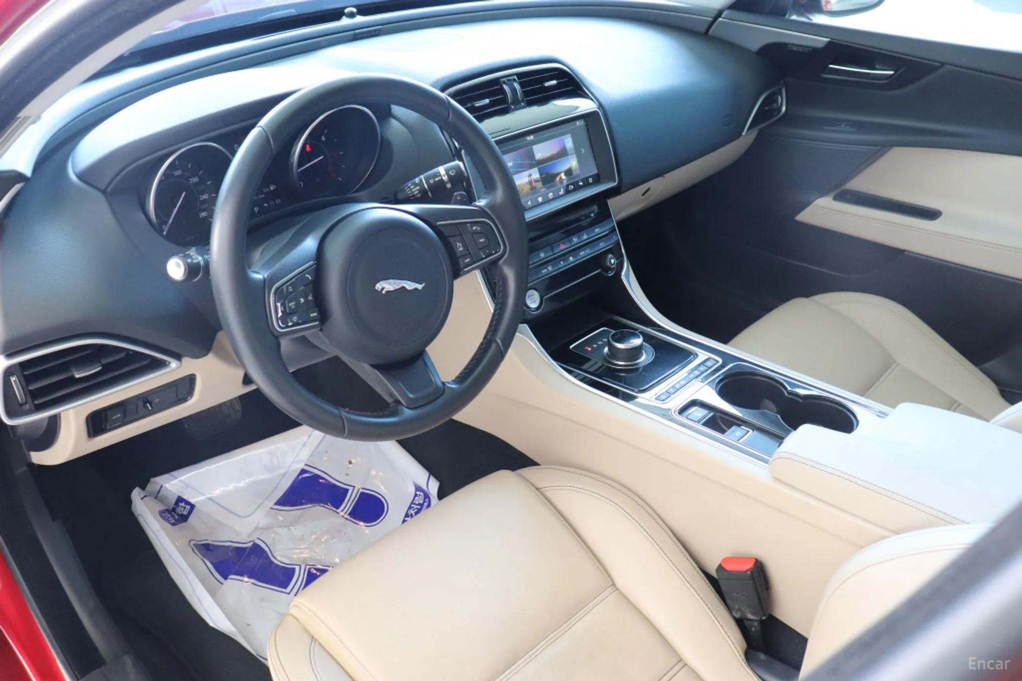 Jaguar XE превью 6