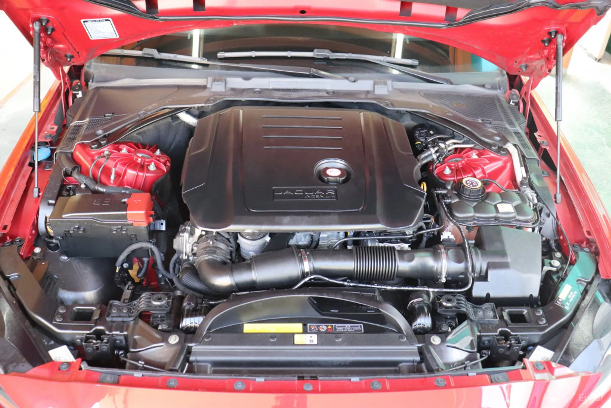 Jaguar XE превью 7