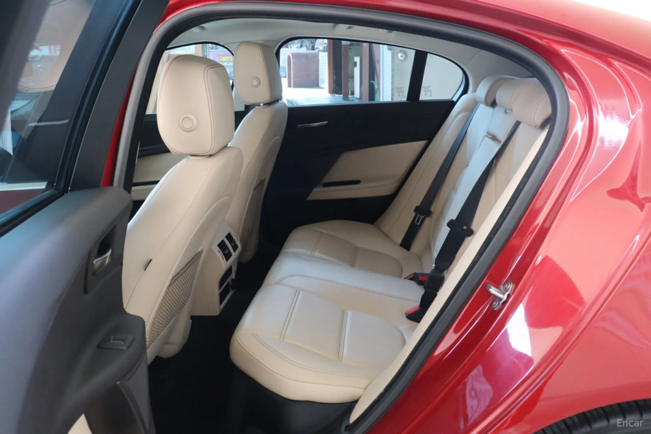 Jaguar XE превью 8