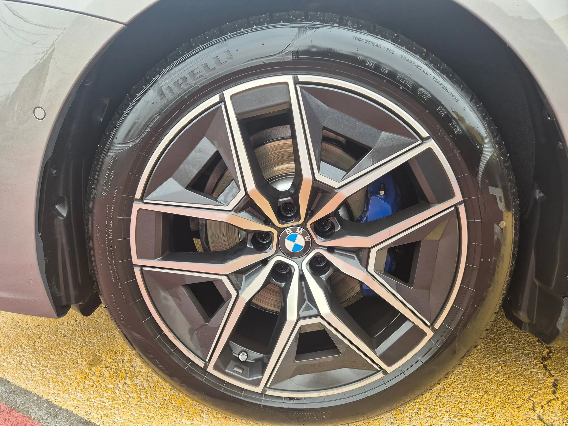 BMW 5 Series (G60) превью 17