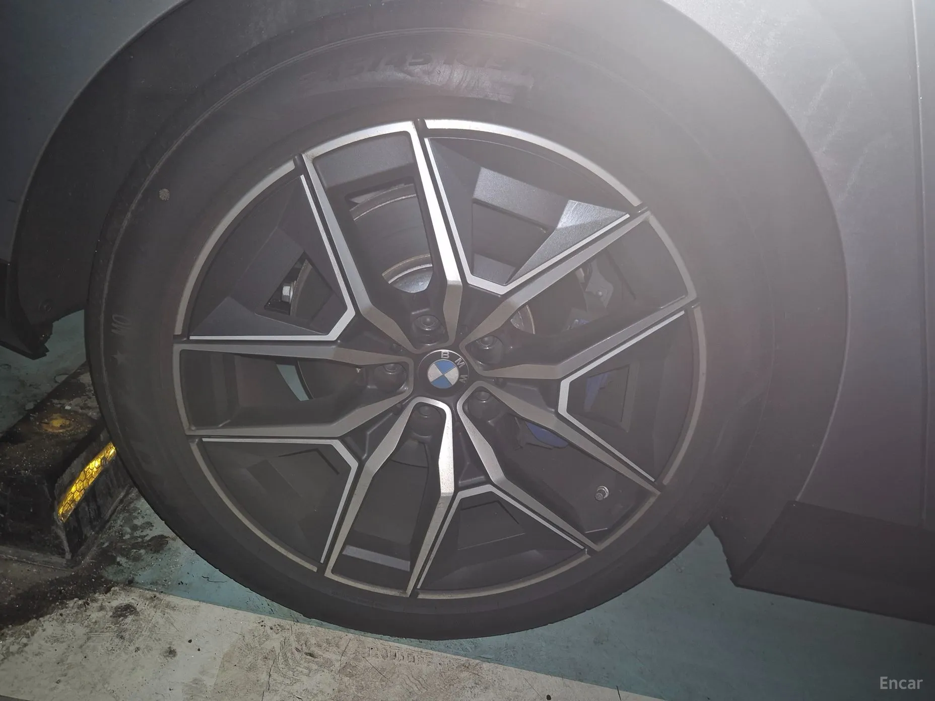 BMW 5 Series (G60) превью 19