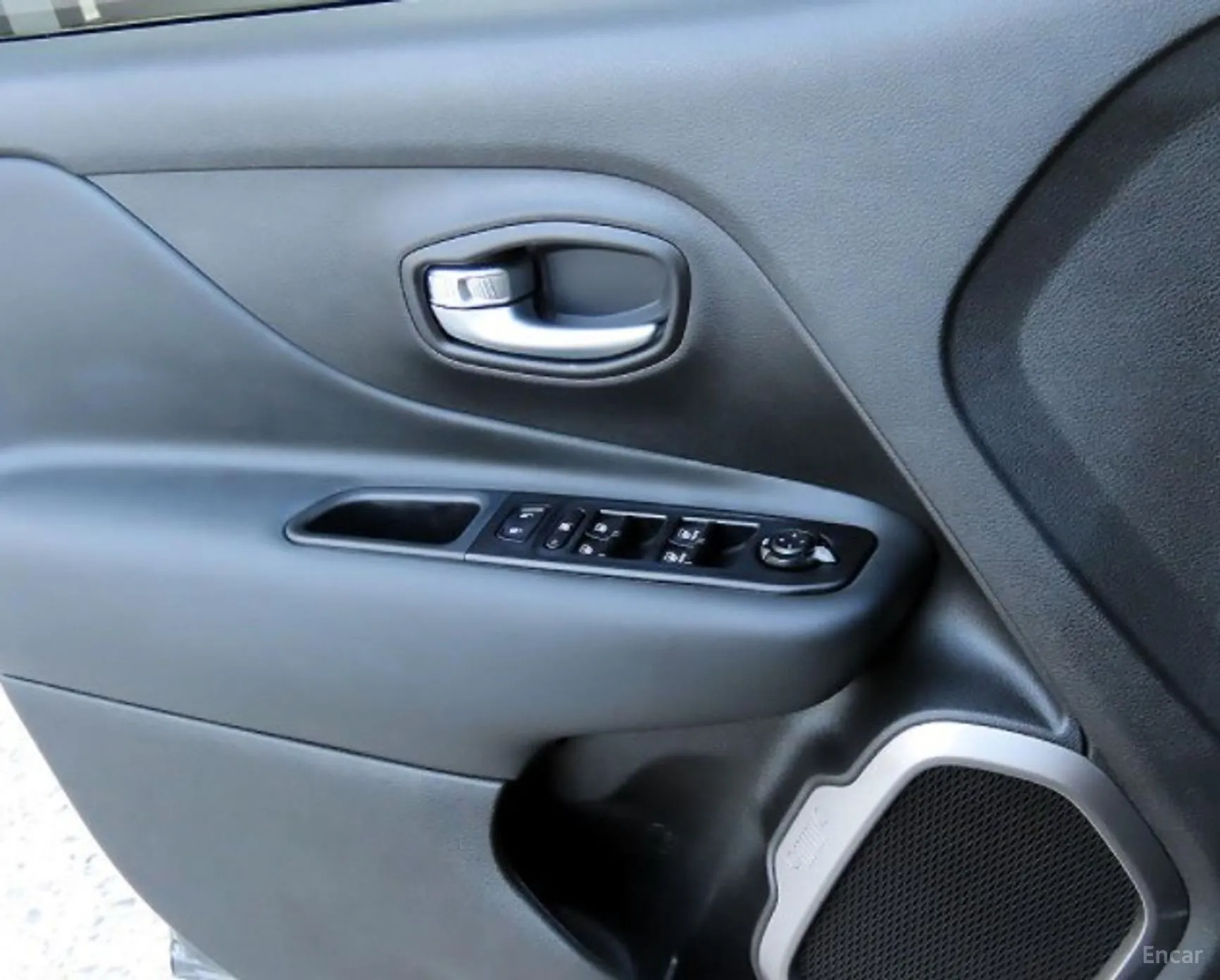 Jeep Renegade превью 13