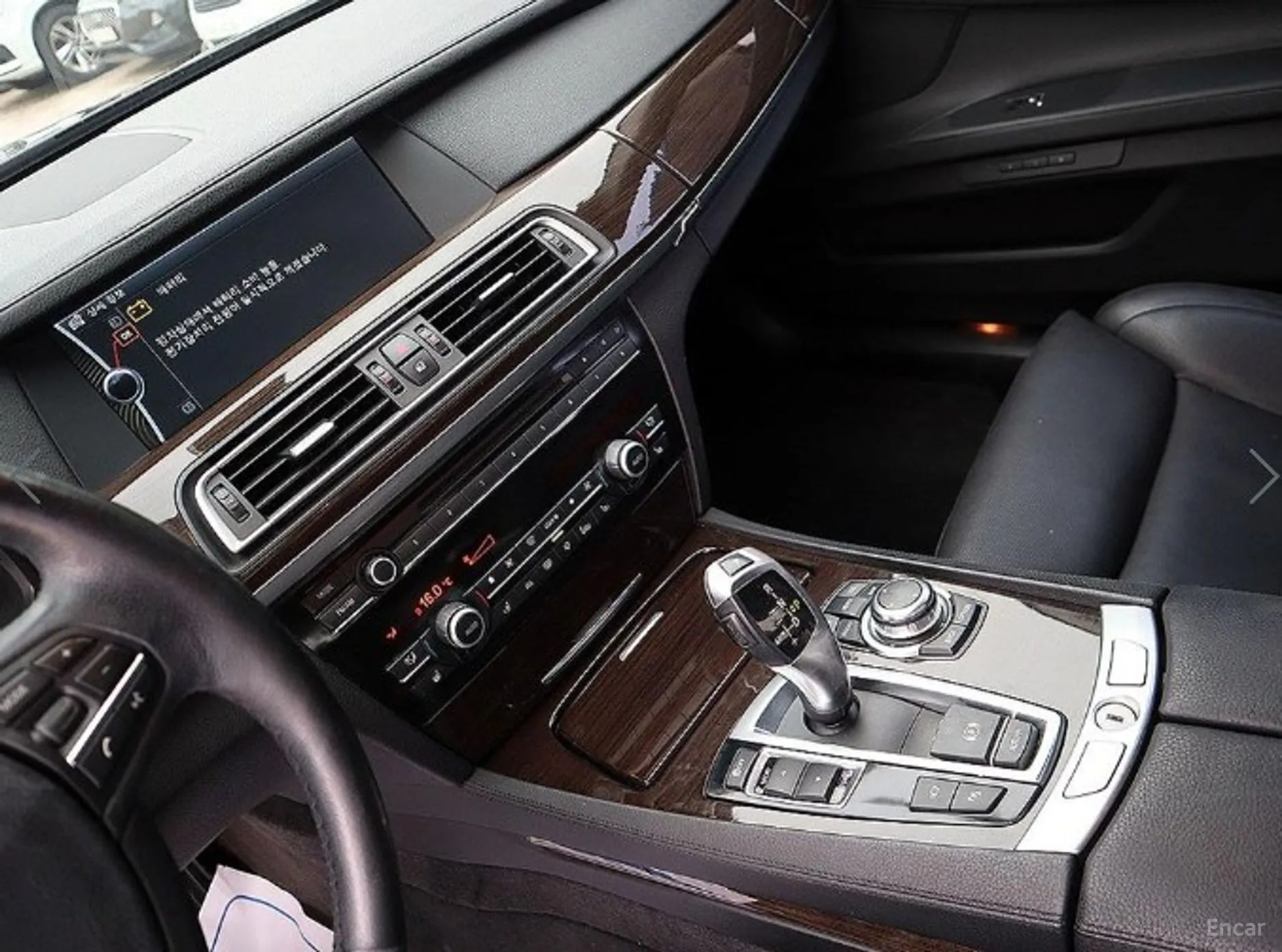 BMW 7 Series (F01) превью 10