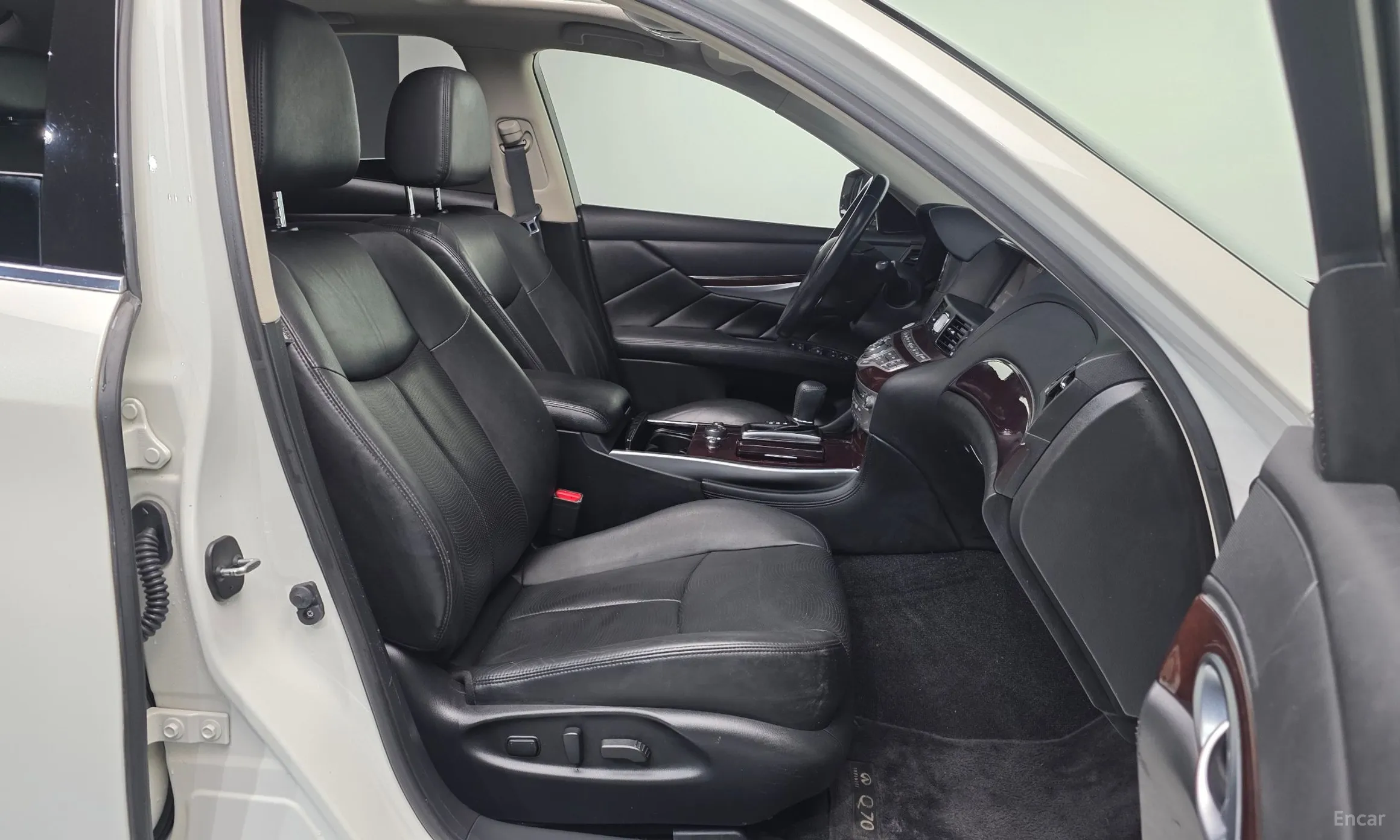 Infiniti Q70 превью 10